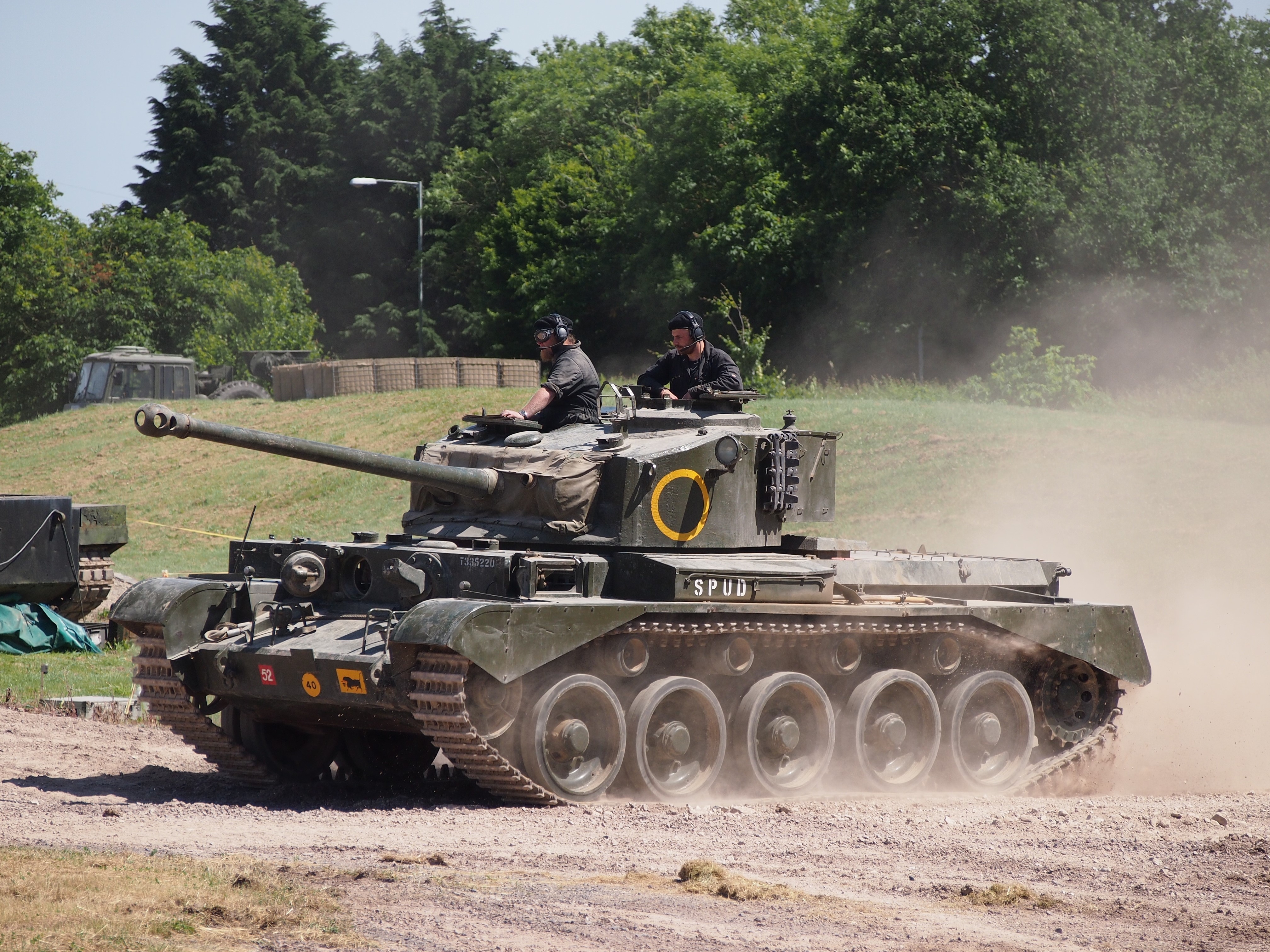 Cruiser Mk VIII Cromwell tank with crew HD Wallpaper