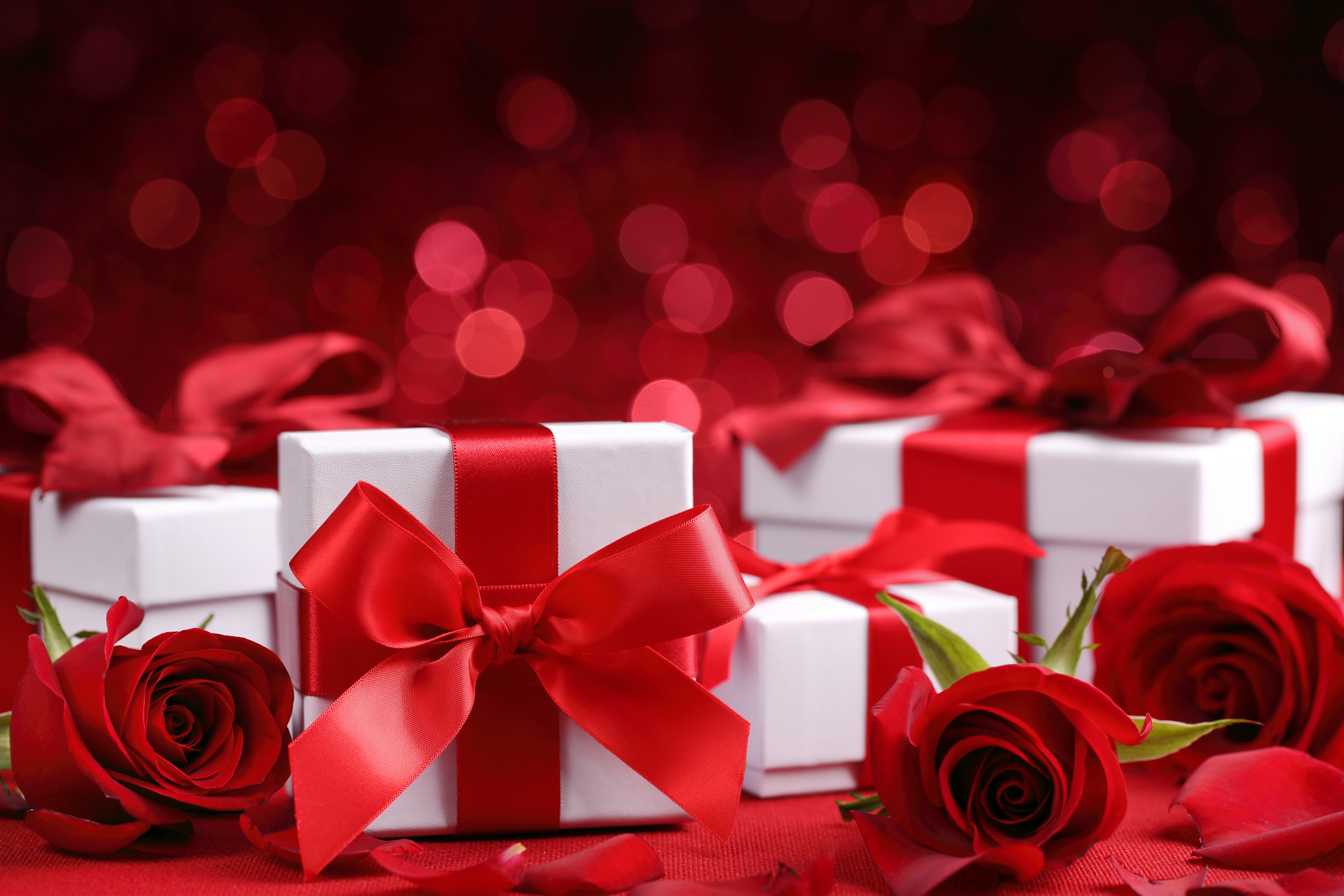 Gifts with red roses and bokeh HD Wallpaper