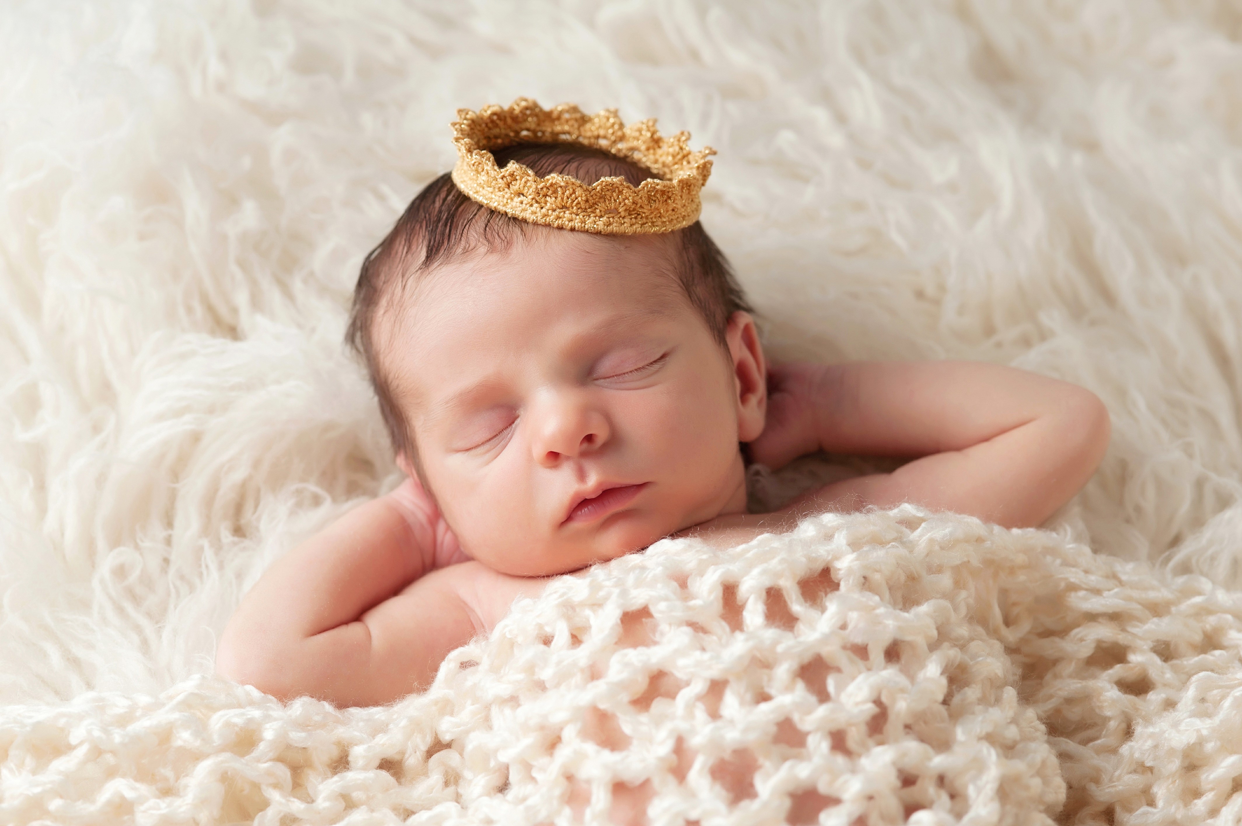 Newborn baby wearing a crown sleeping HD Wallpaper