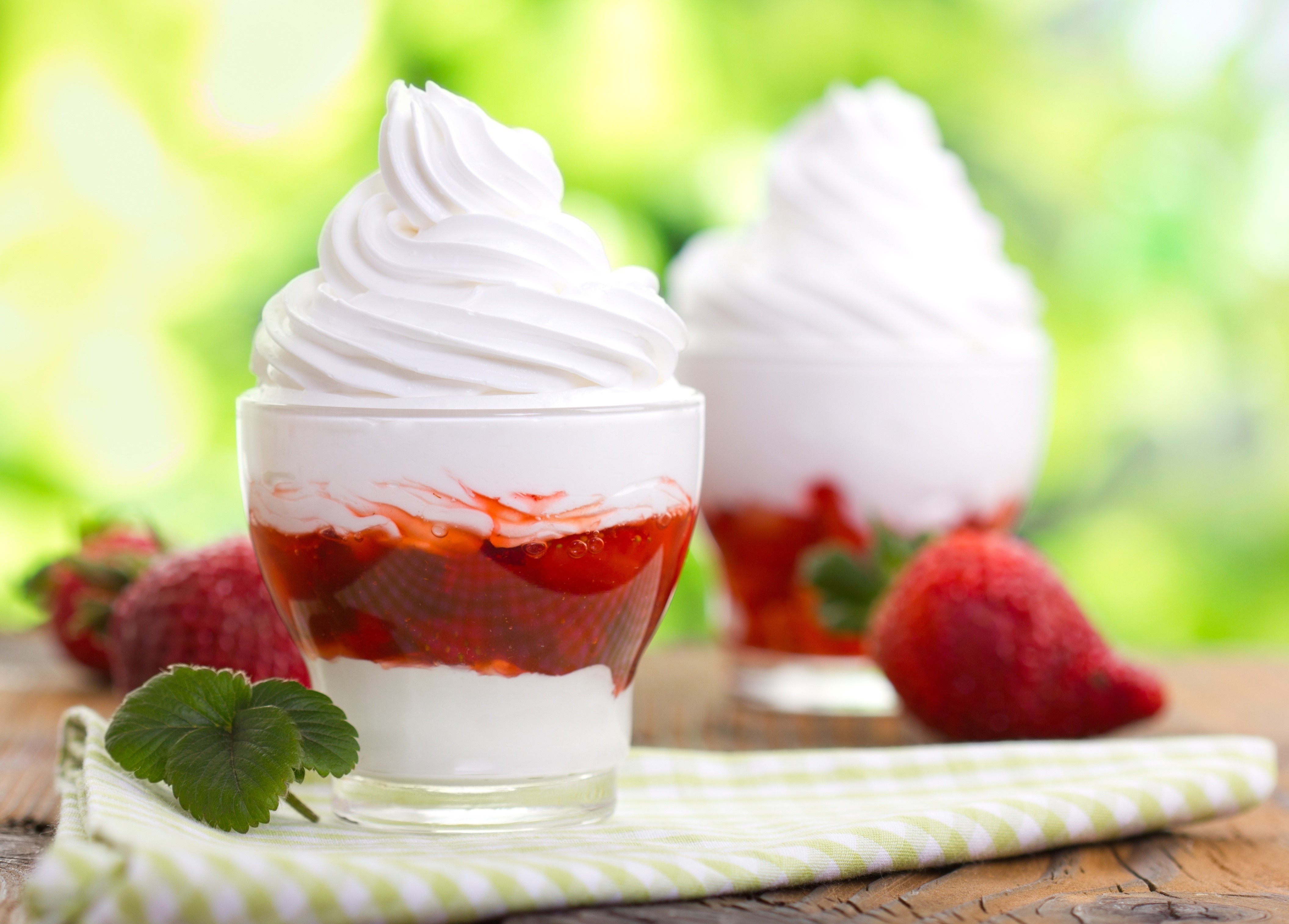 Strawberry ice cream parfaits with fresh strawberries HD Wallpaper