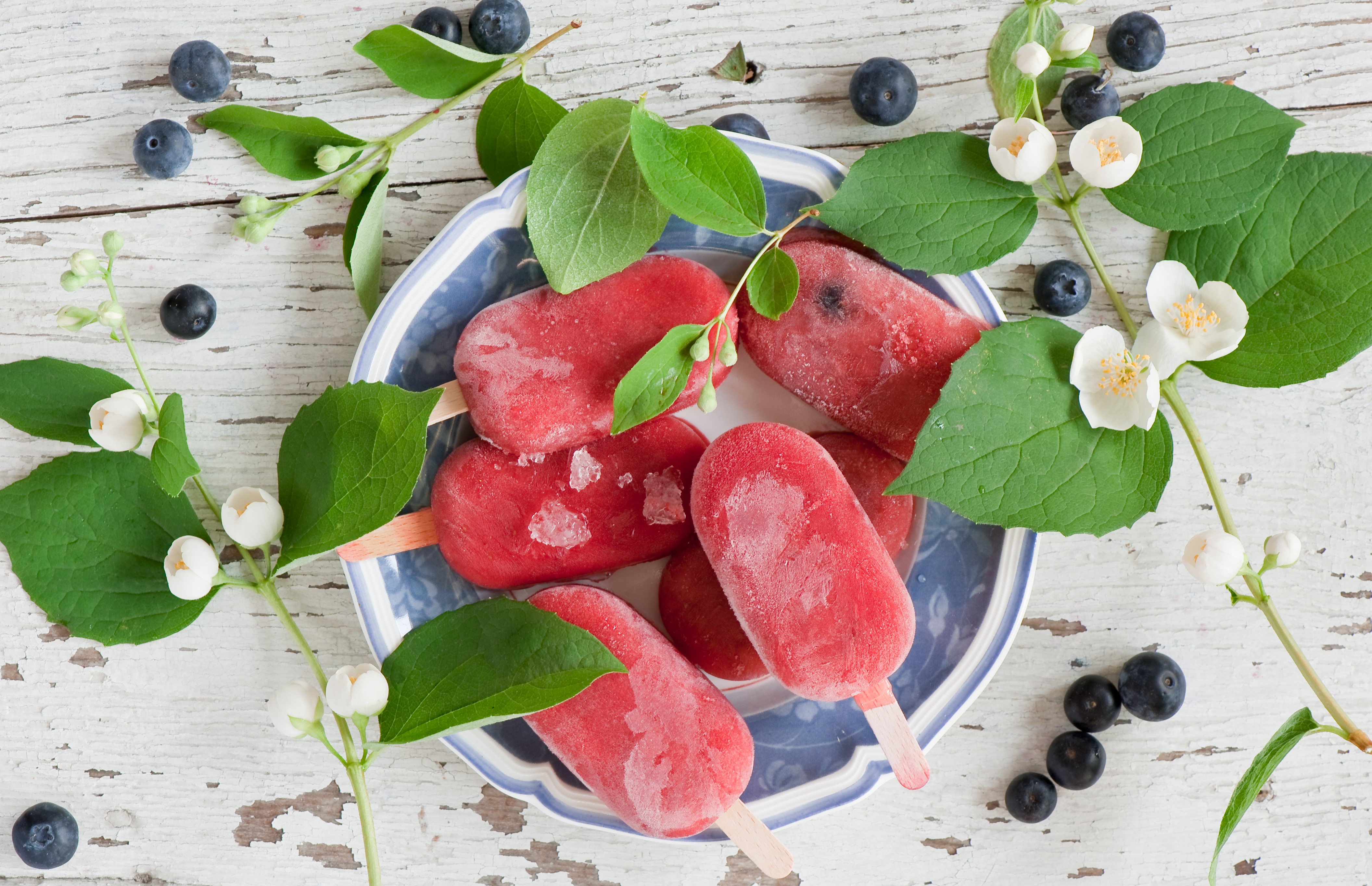 Blueberry popsicles on a plate with blueberries and flowers HD Wallpaper