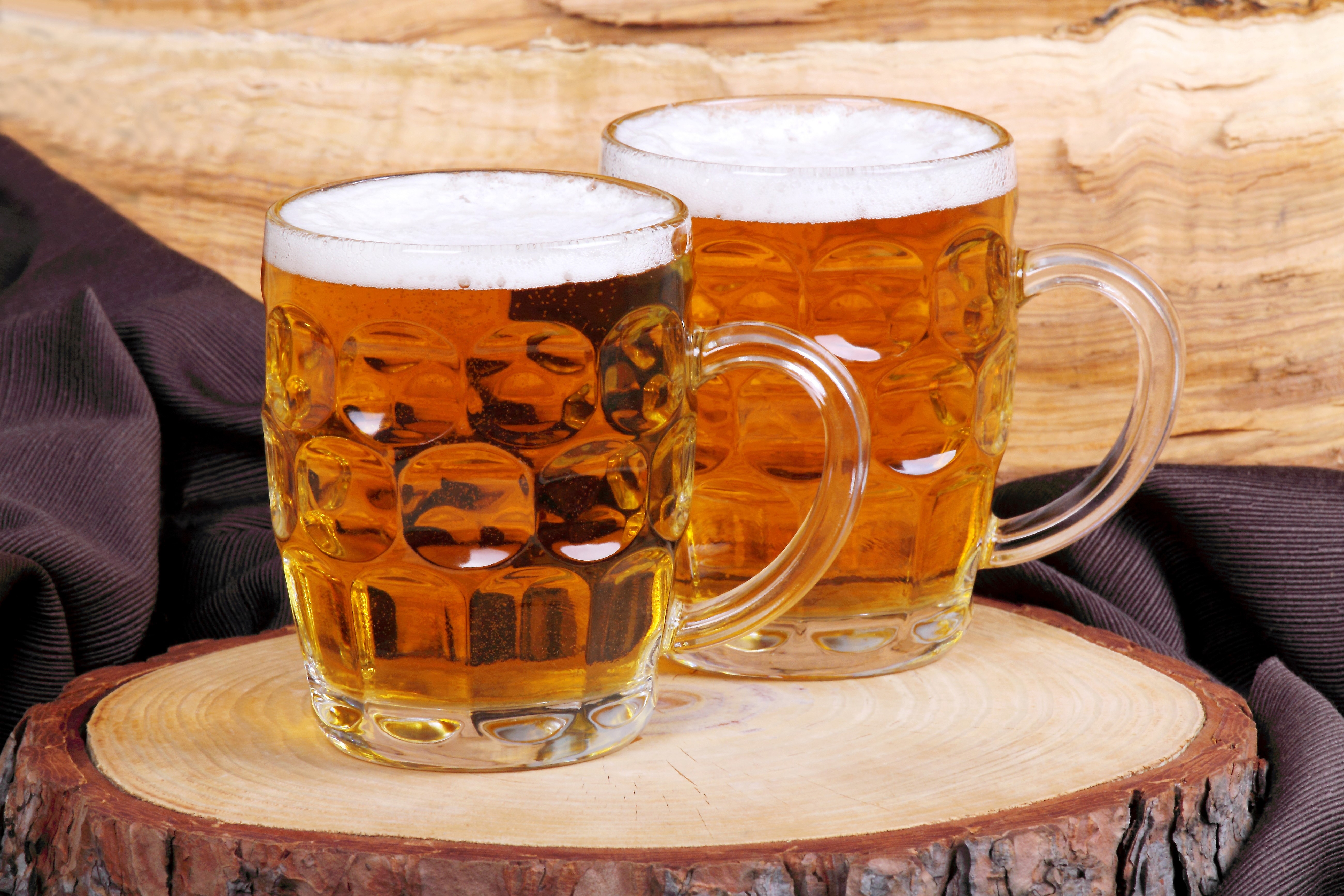Two mugs of beer on a wooden stand HD Wallpaper