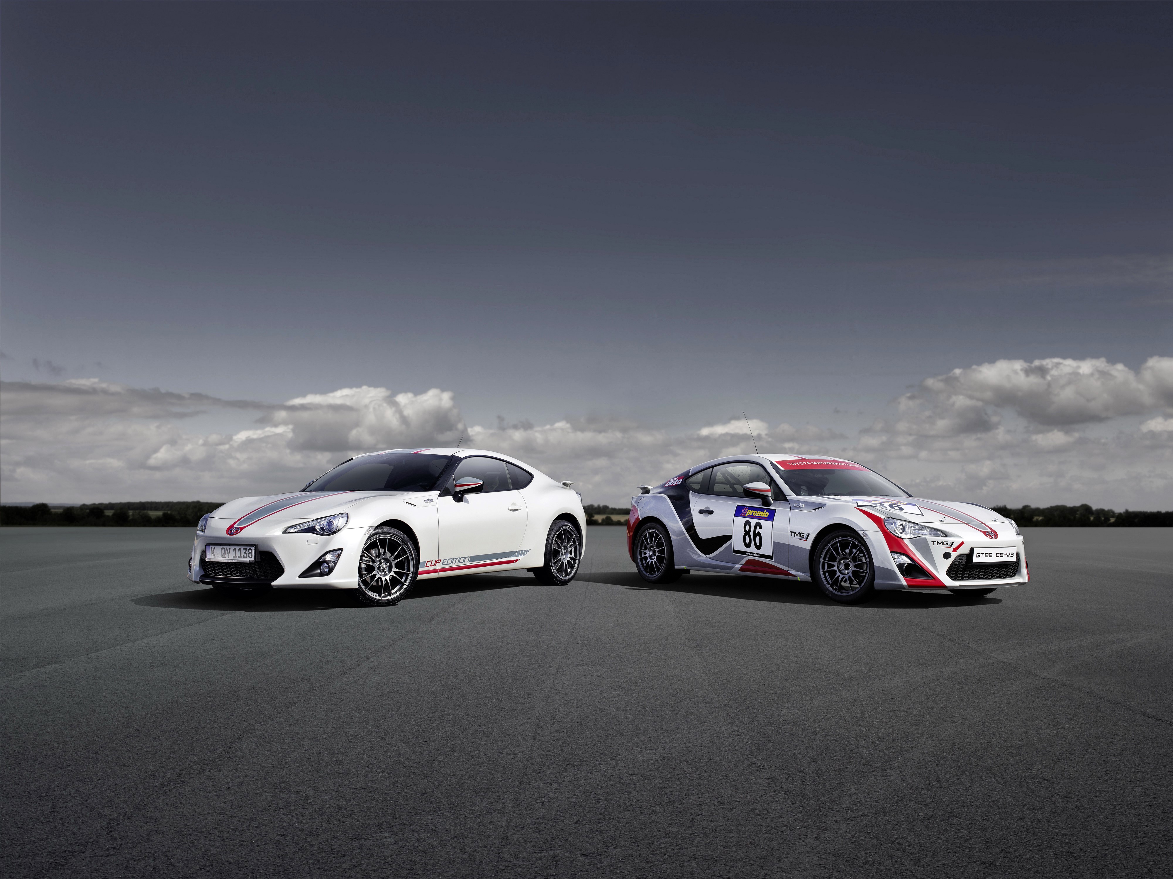 Two Toyota GT86 Cup Edition cars on a track HD Wallpaper