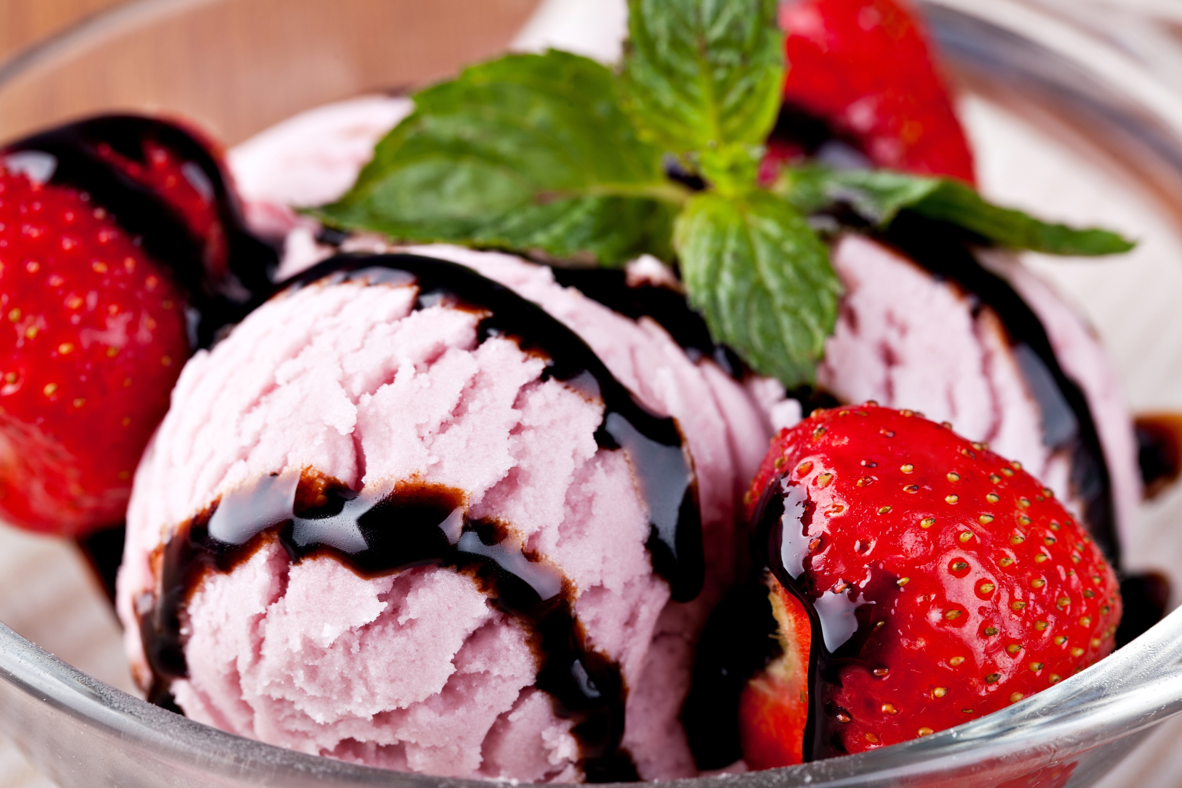 Strawberry ice cream with chocolate syrup and mint HD Wallpaper