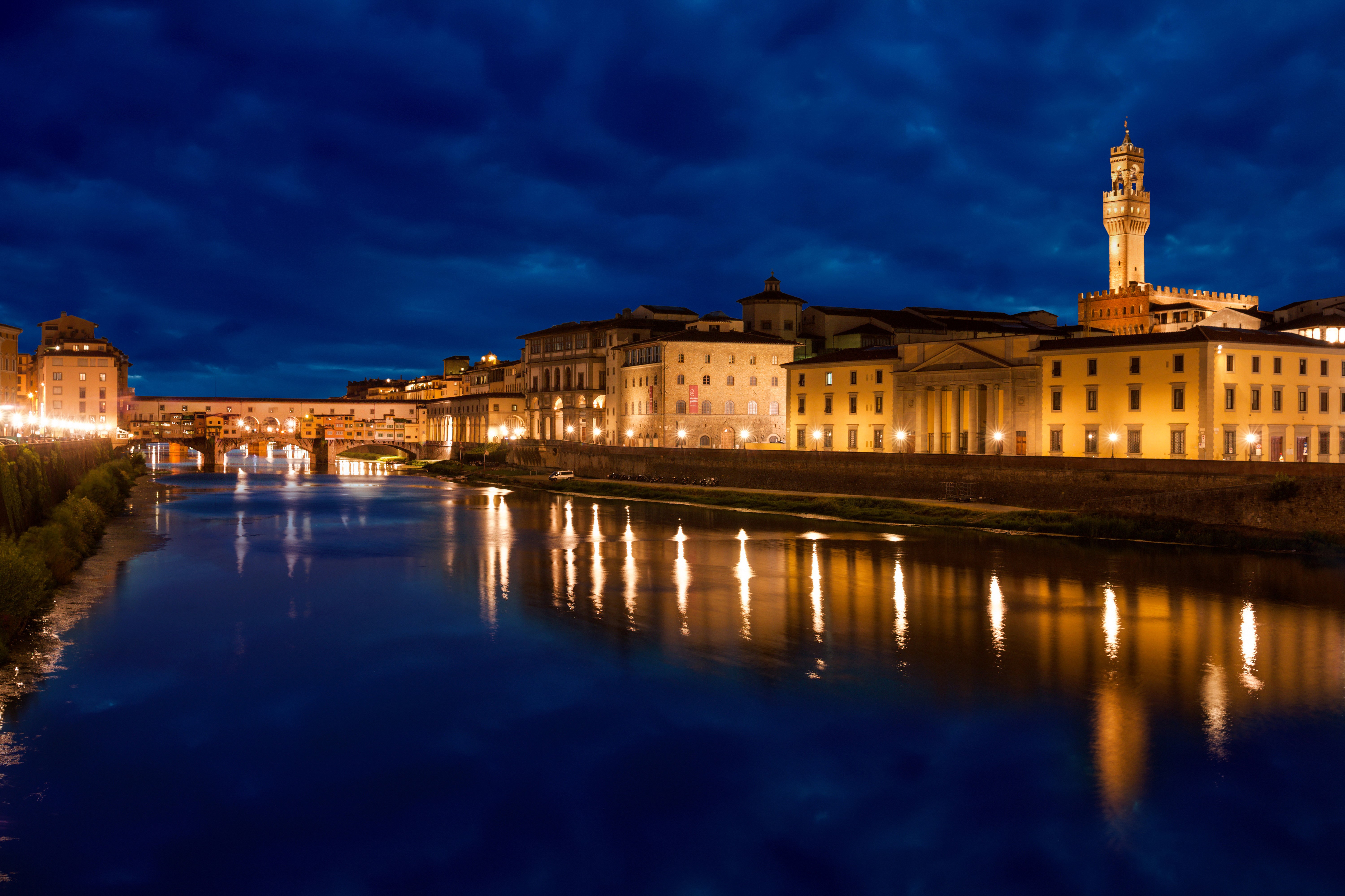 Florence Ponte Vecchio bridge and Arno River at night HD Wallpaper