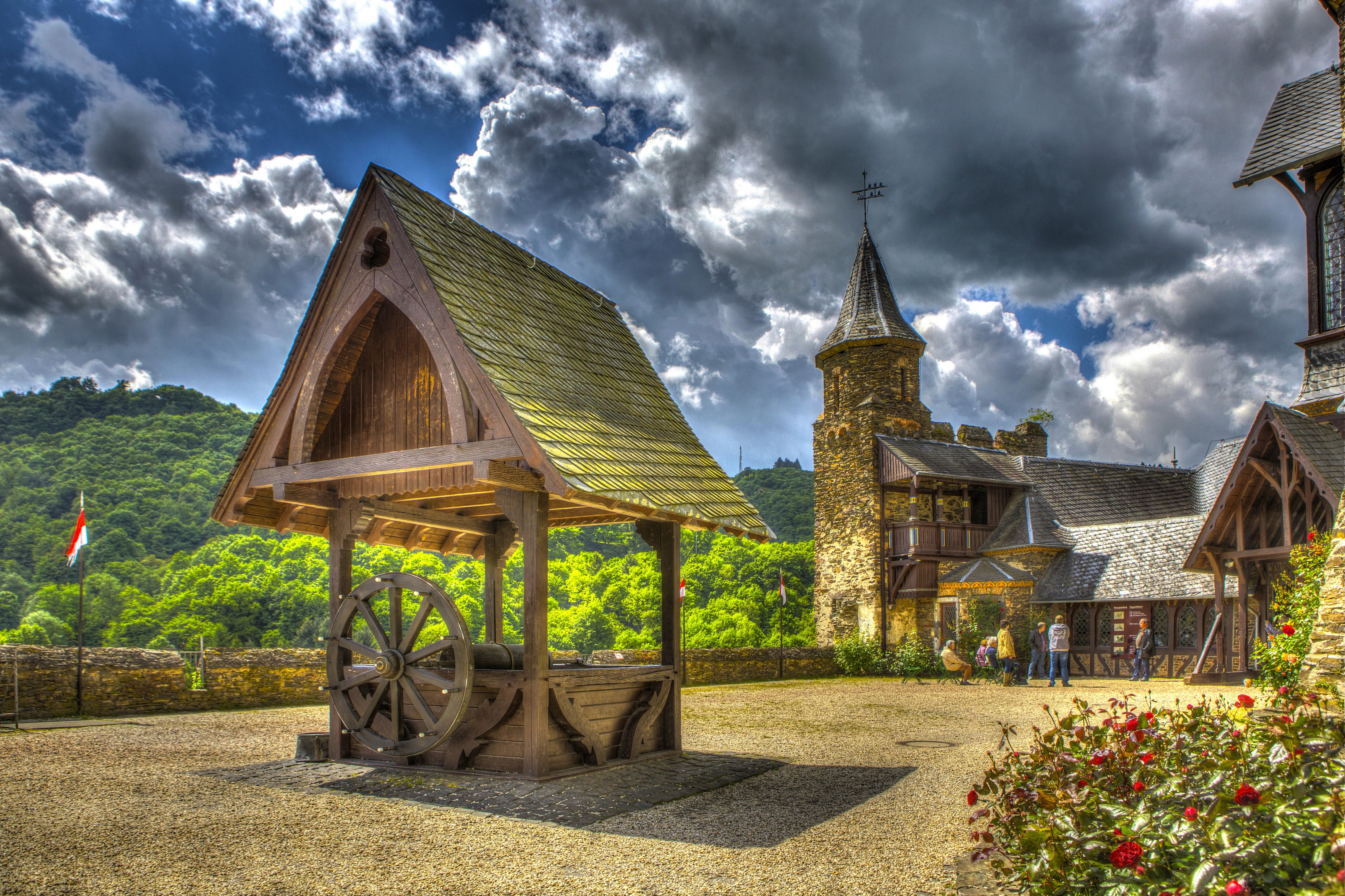 Reichsburg Cochem Castle courtyard with well HD Wallpaper