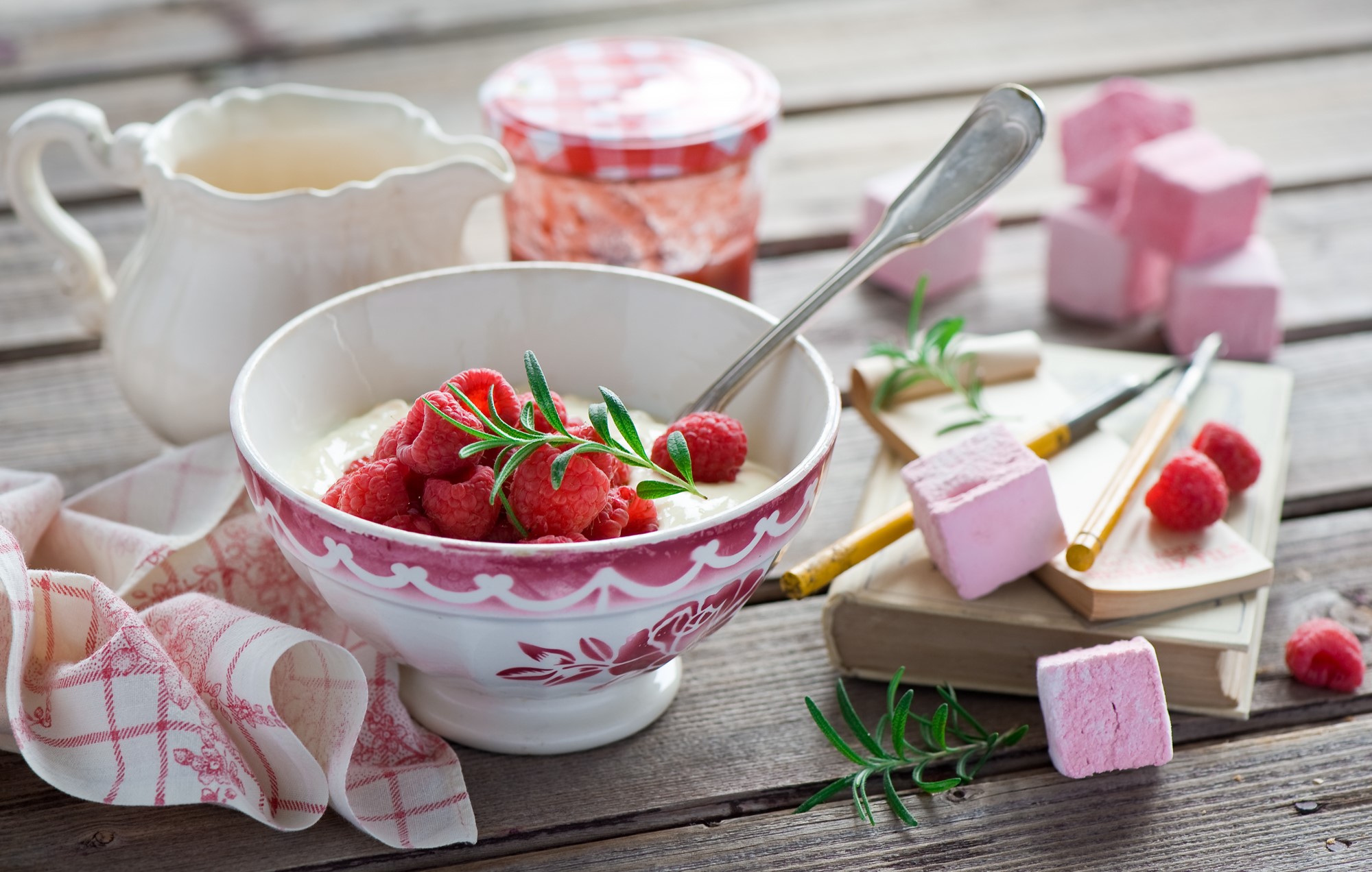 Bowl of yogurt with raspberries and marshmallows HD Wallpaper