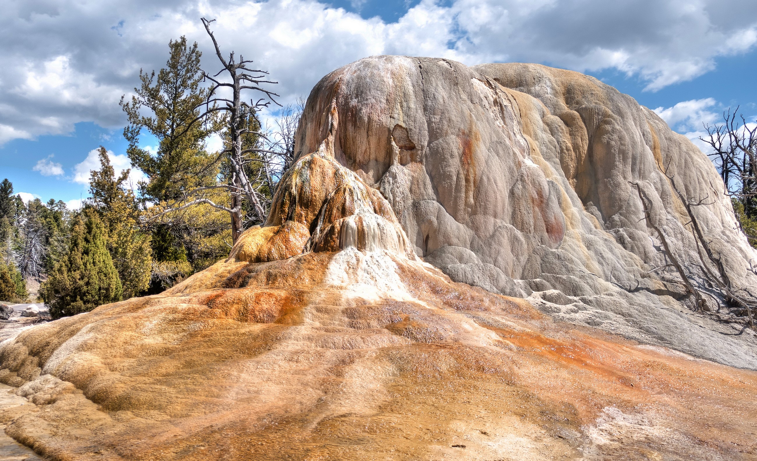 Travertine terraces in Mammoth Hot Springs, Wyoming, USA HD Wallpaper