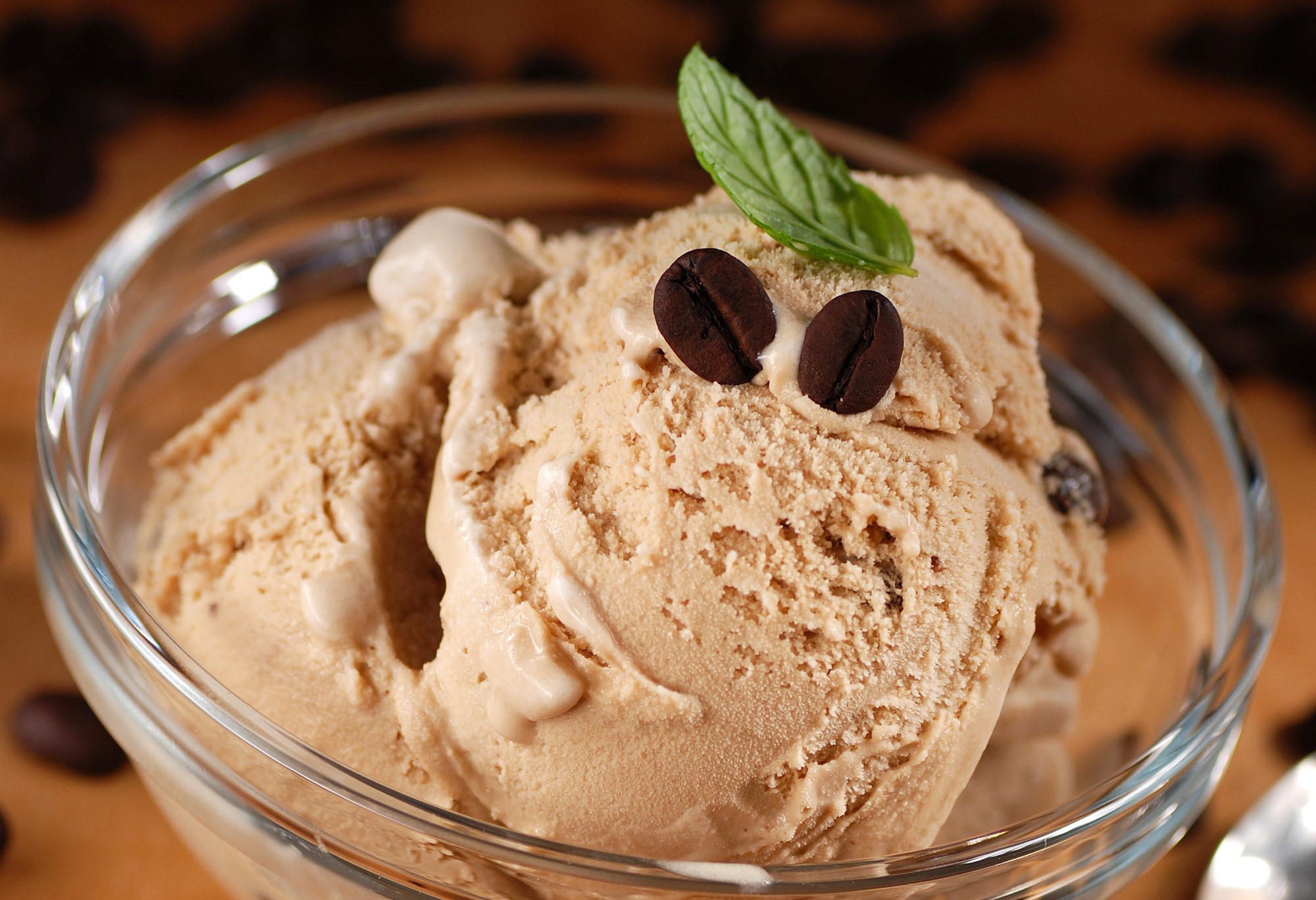 Coffee ice cream in a glass bowl with coffee beans and mint HD Wallpaper