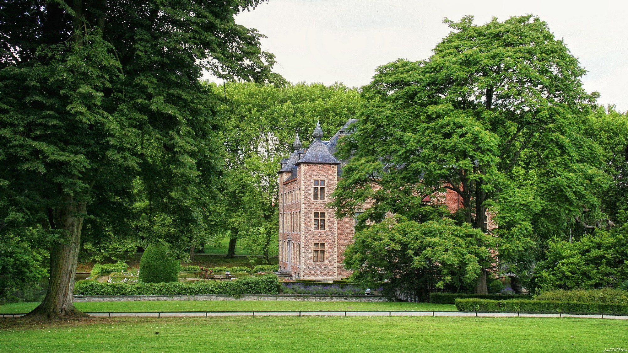 Castle in a park with trees and lawn in Coloma, Belgium HD Wallpaper
