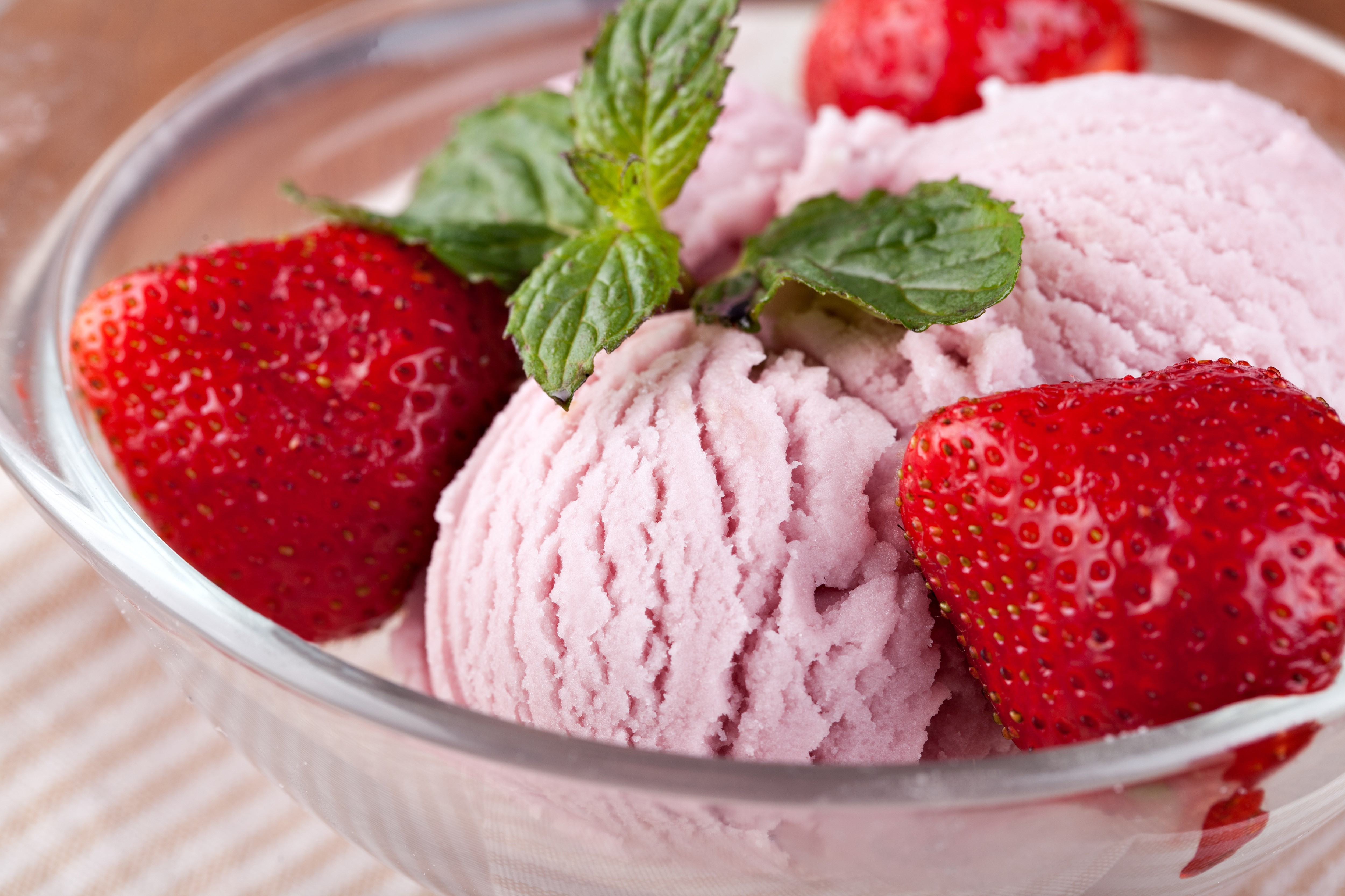 Strawberry ice cream with fresh strawberries and mint HD Wallpaper