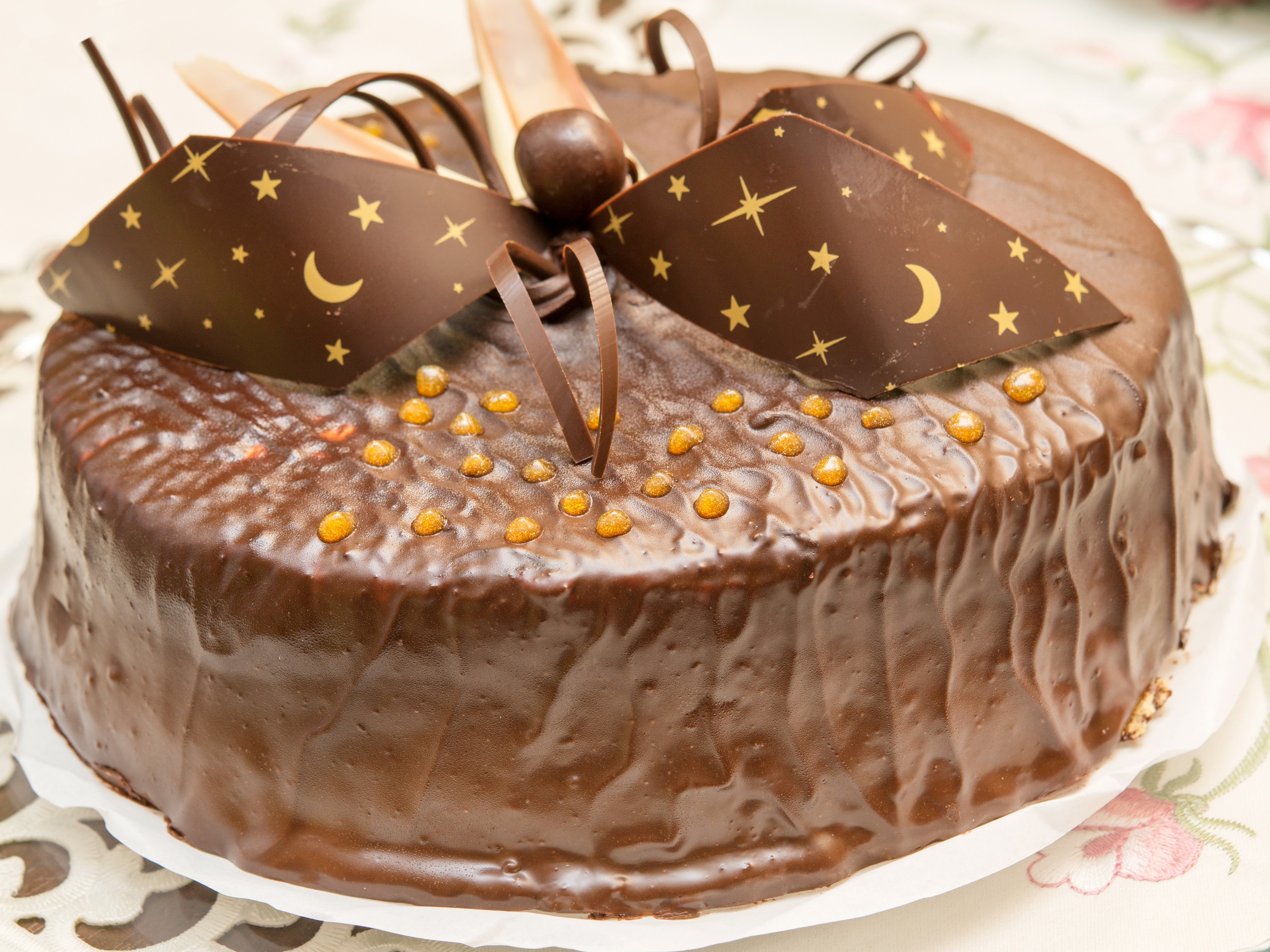 Chocolate cake with chocolate decorations HD Wallpaper
