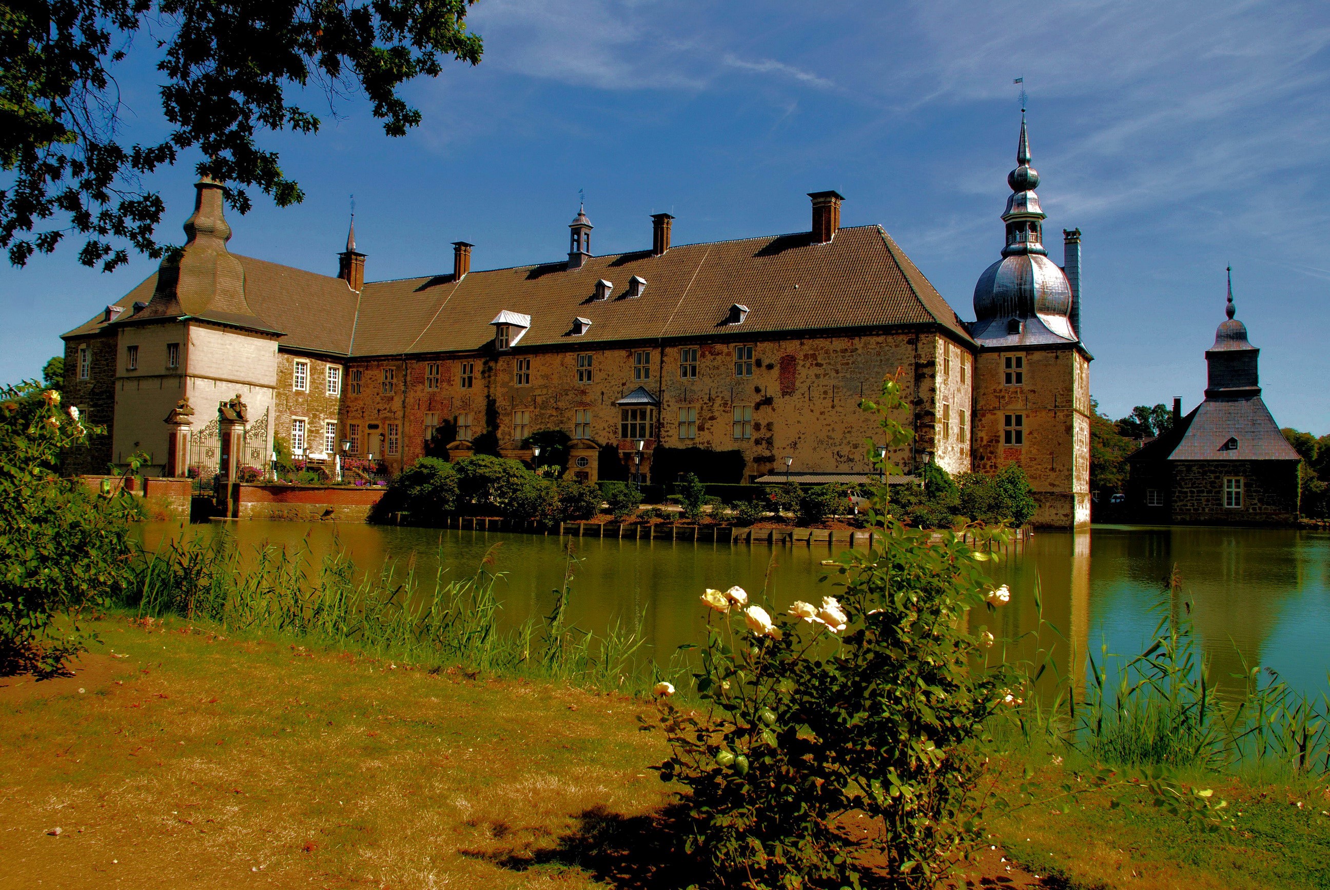Castle Lembeck with moat and gardens HD Wallpaper