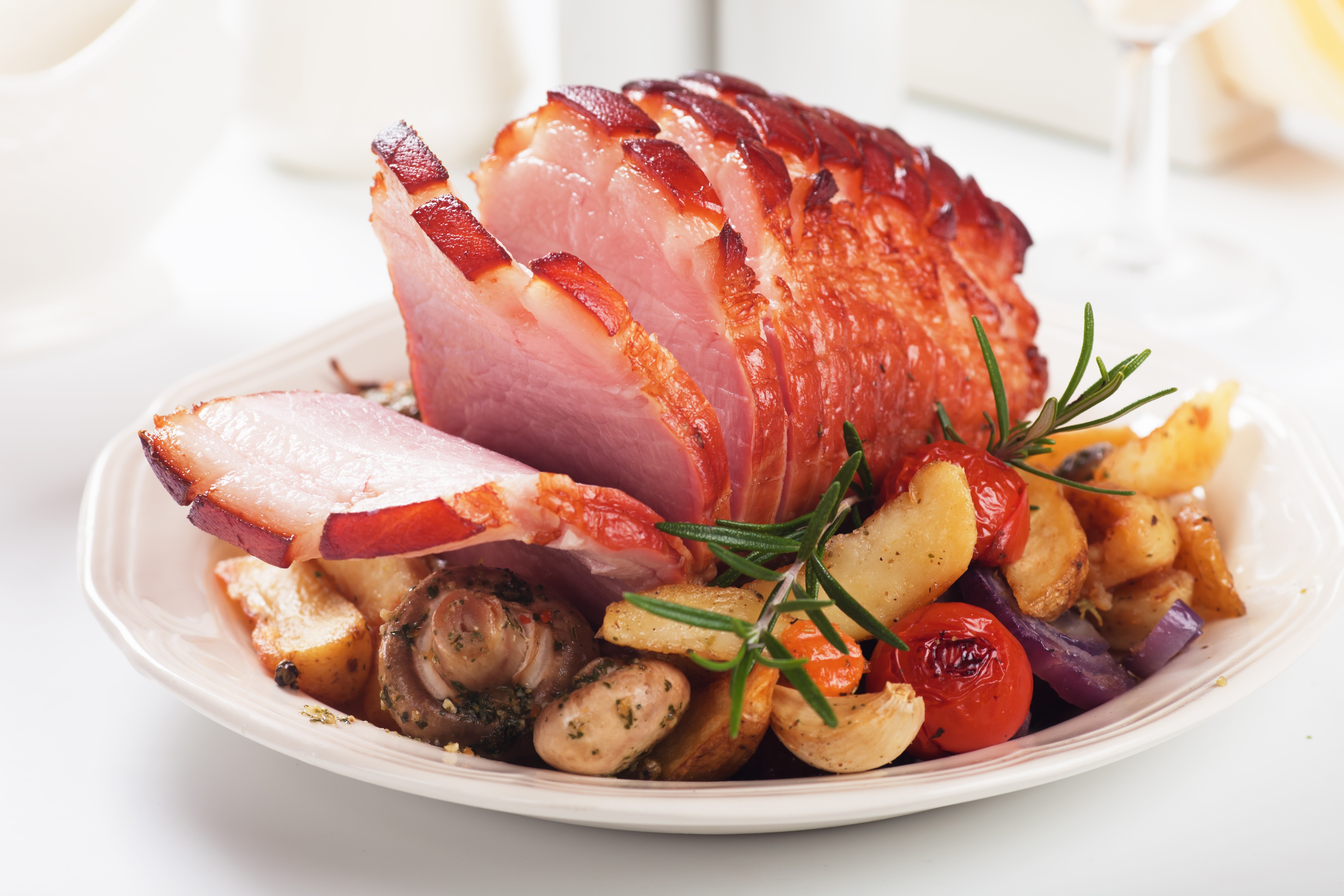 Roasted Ham with Roasted Vegetables and Mushrooms HD Wallpaper