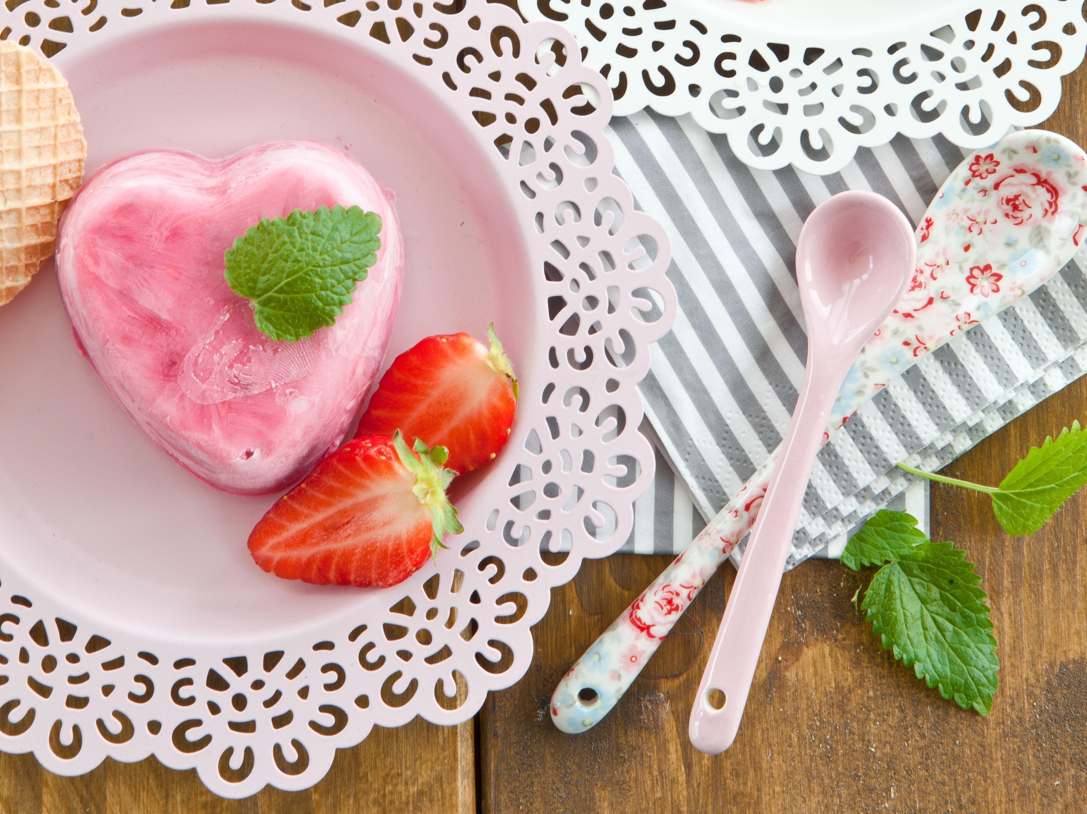 Heart-shaped strawberry ice cream with strawberries and mint HD Wallpaper