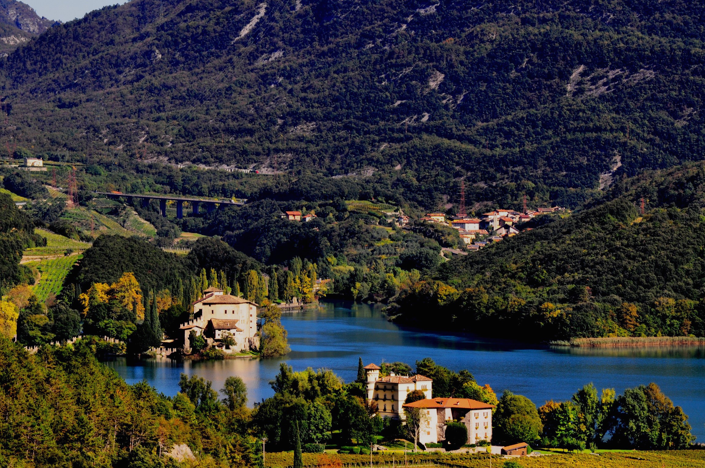 Houses and scenery by a lake in Calavino, Italy HD Wallpaper