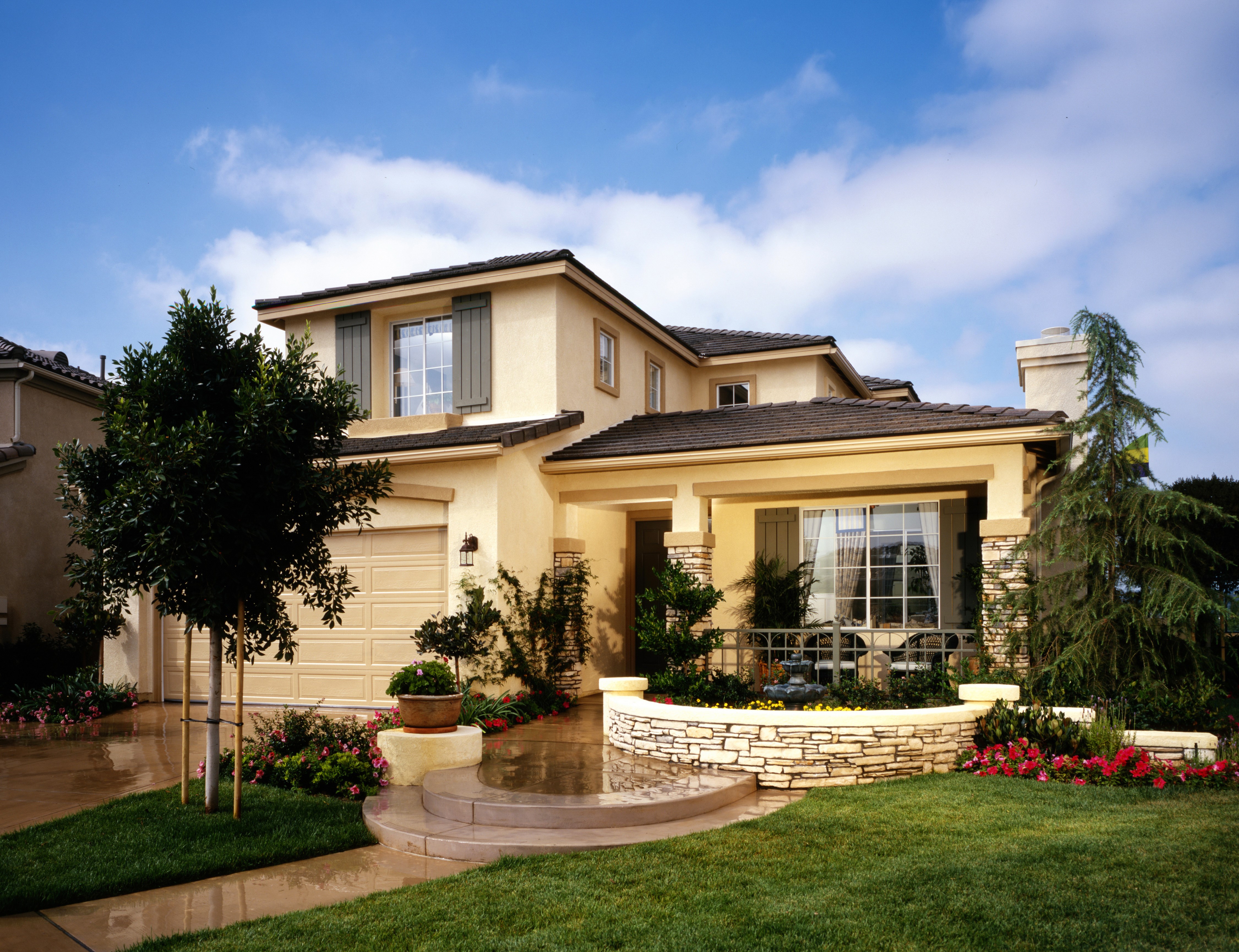 Luxury house with manicured lawn and garden HD Wallpaper