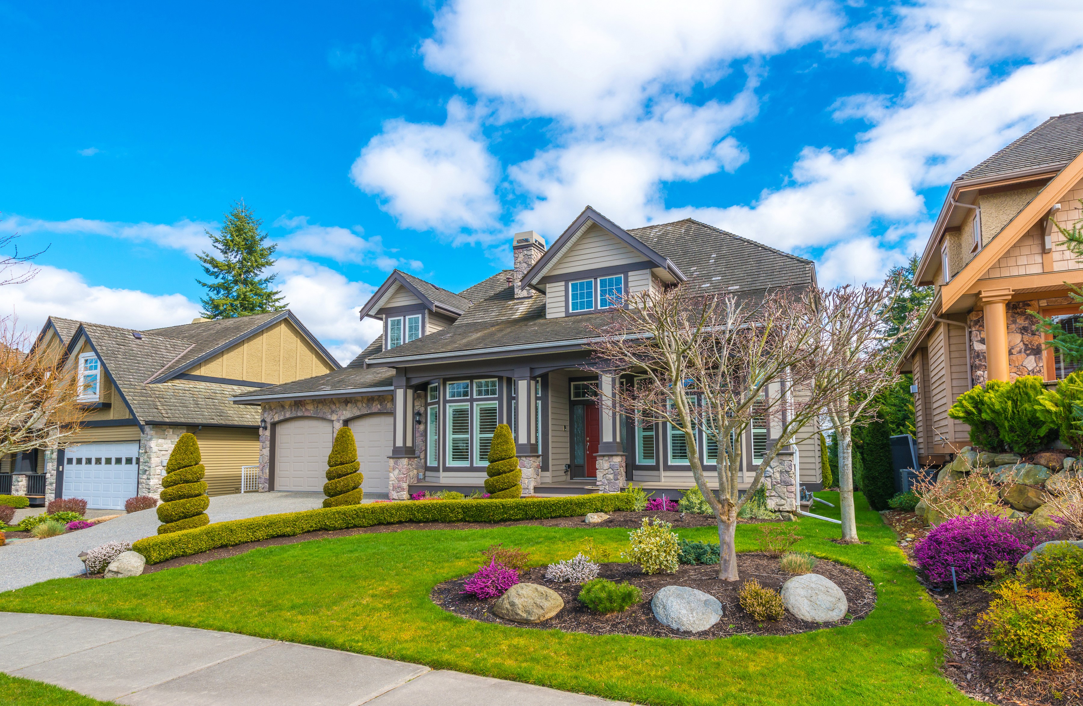 Luxury houses with manicured lawns and landscaping HD Wallpaper