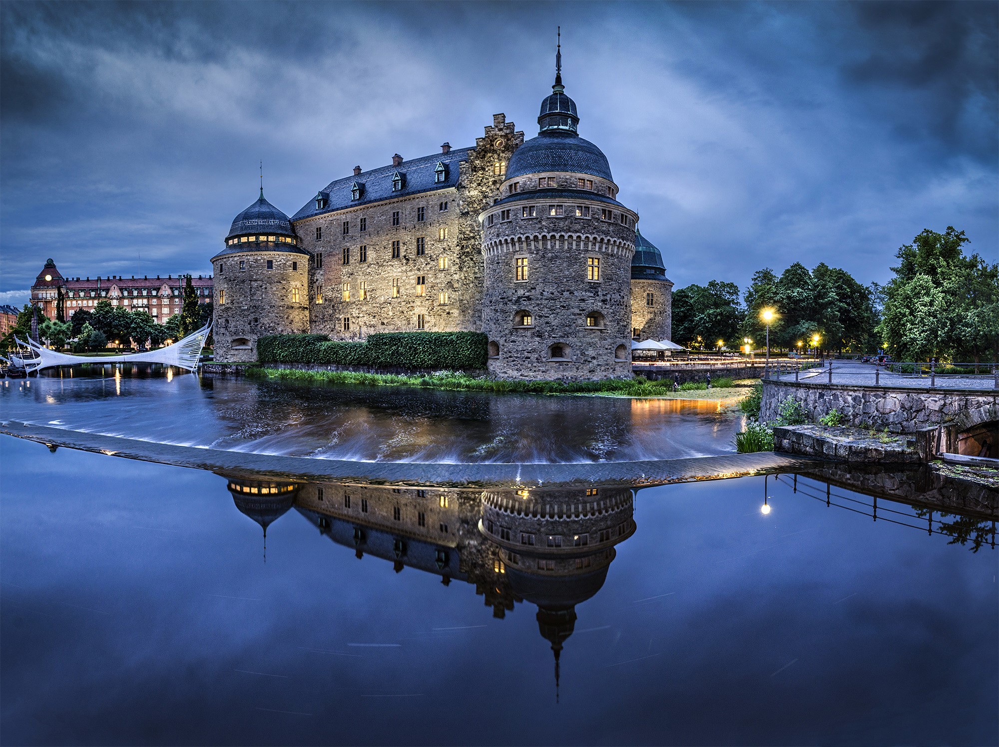 Örebro Castle reflected in the river at night HD Wallpaper