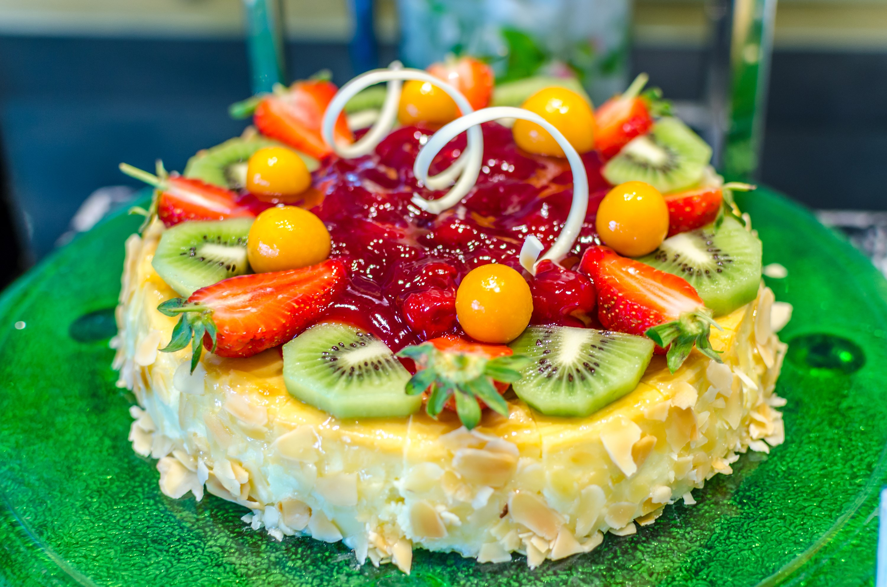 Fruit cake with strawberries, kiwi, and gooseberries HD Wallpaper
