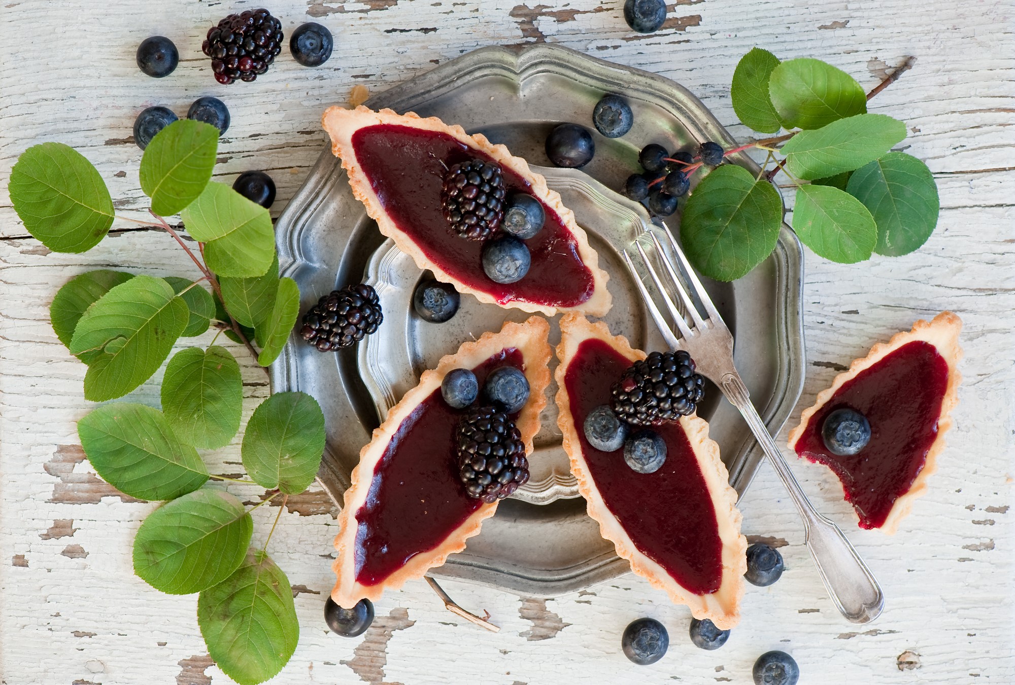 Blackberry and blueberry tarts on a platter HD Wallpaper