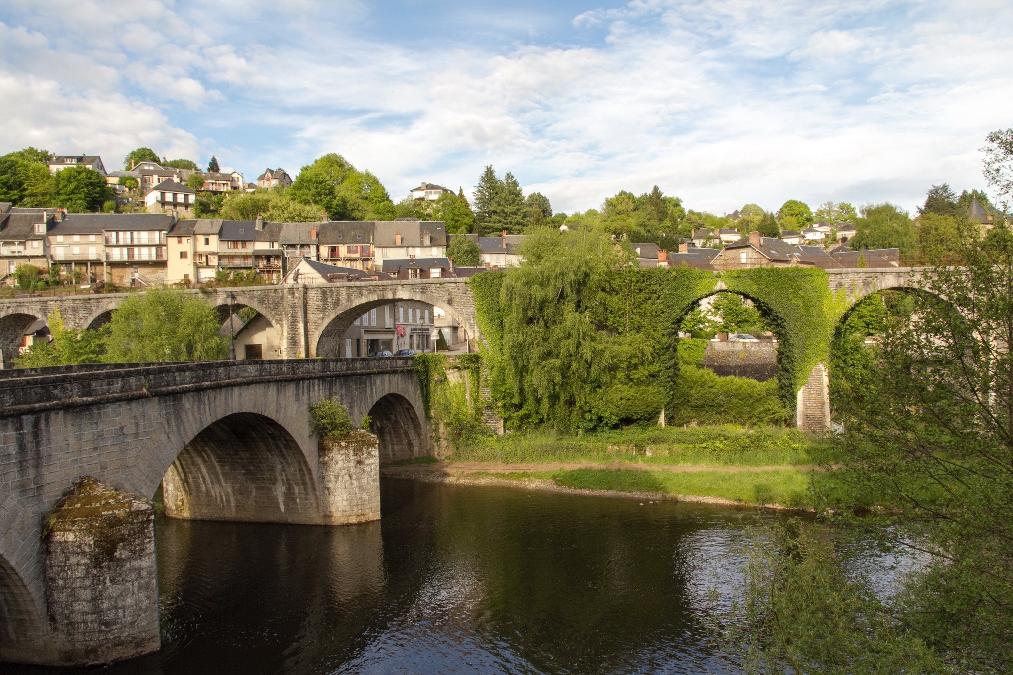 Bridges and houses over a river in Uzerche, France HD Wallpaper
