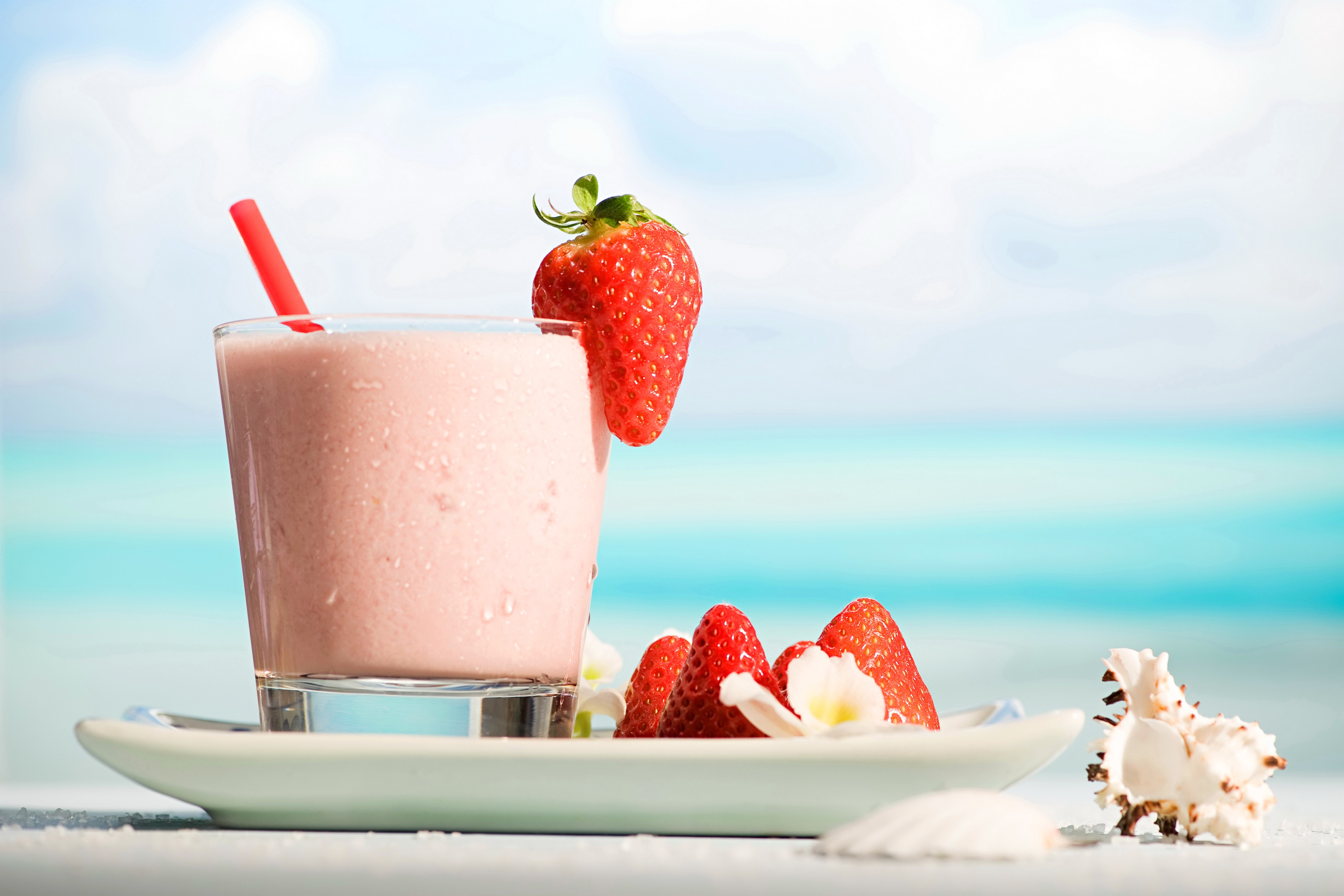 Strawberry Cocktail on a Saucer with Seashells HD Wallpaper