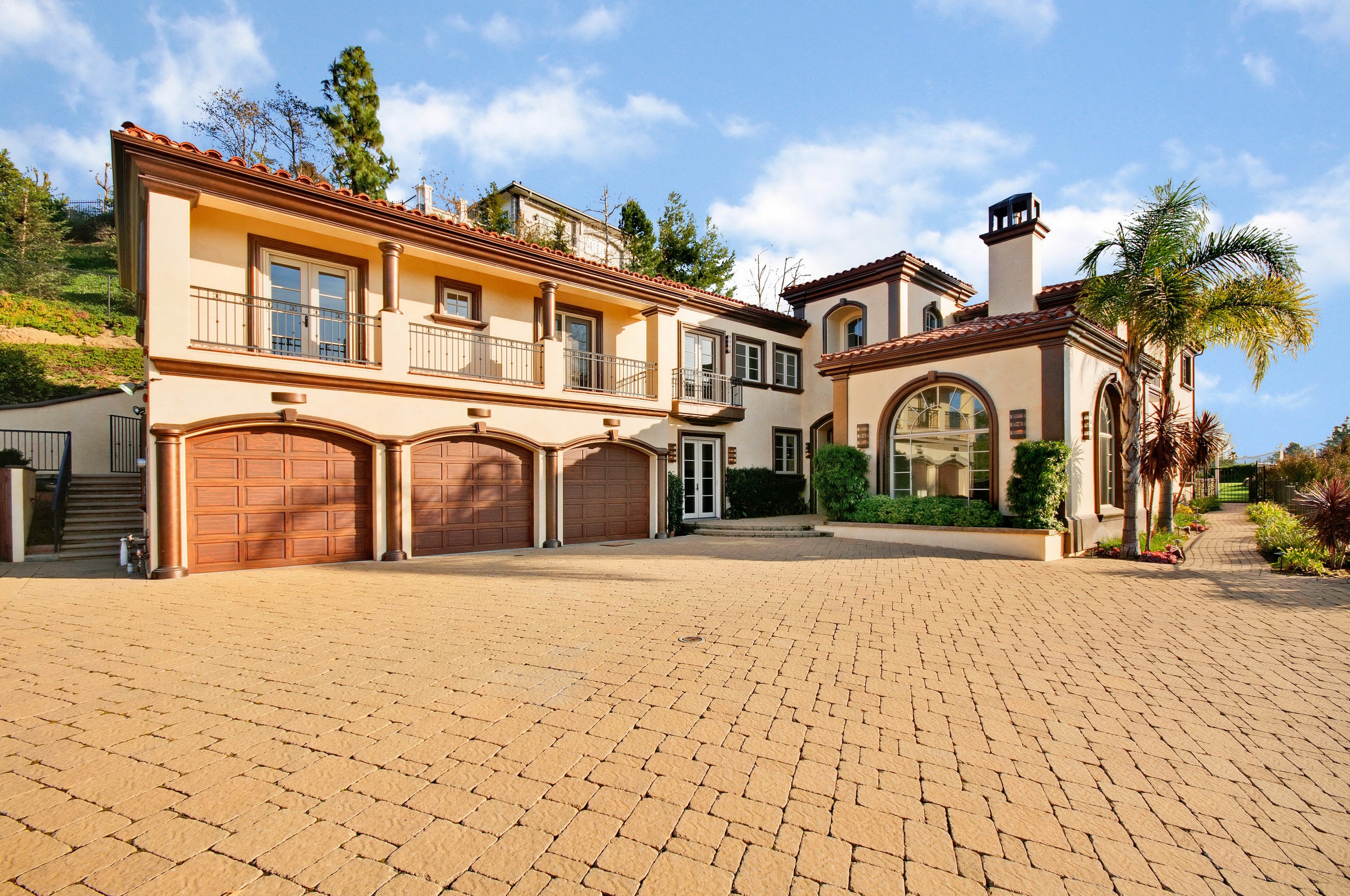 Luxury Mediterranean-style mansion with palm trees HD Wallpaper