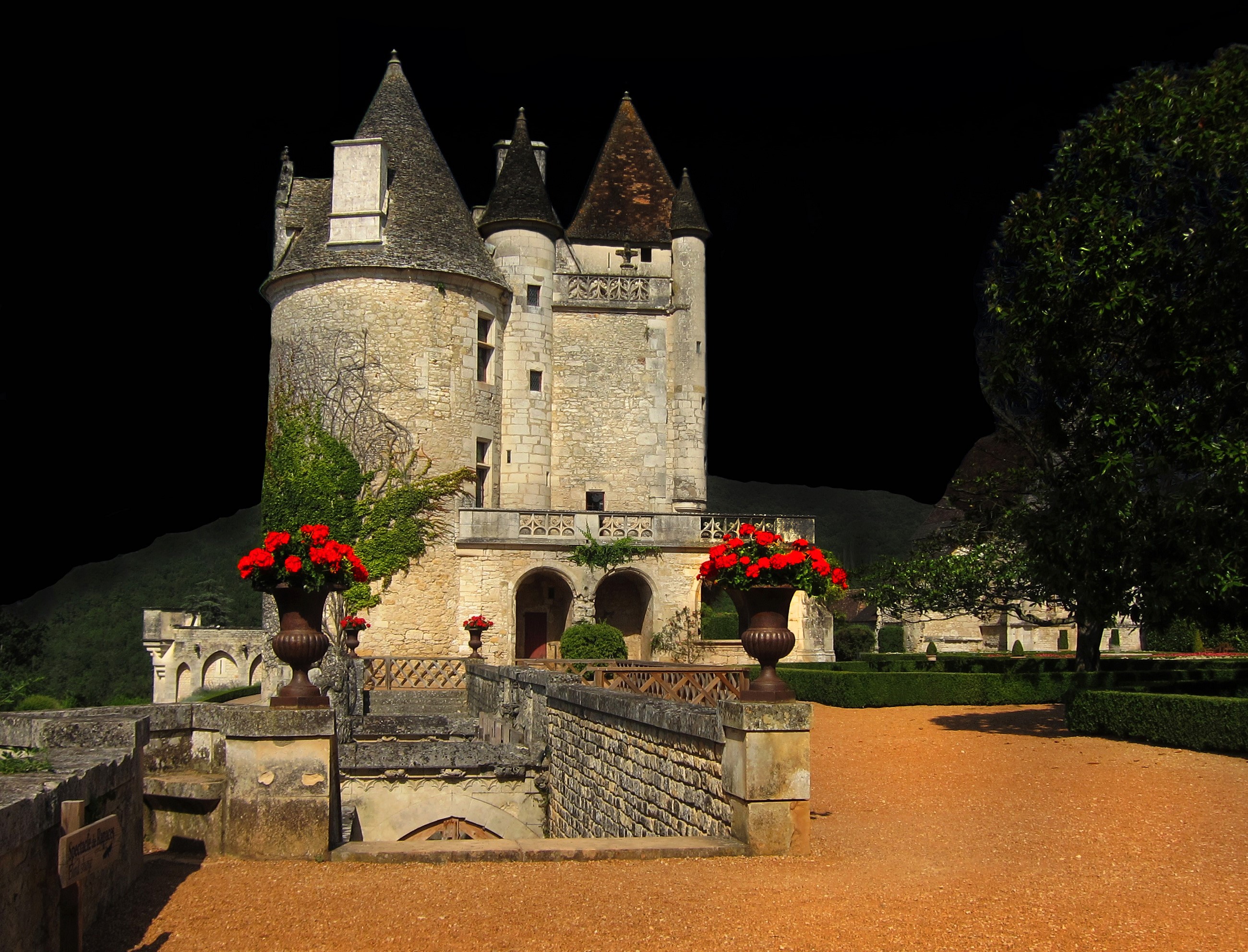 Chateau des Milandes castle with garden HD Wallpaper