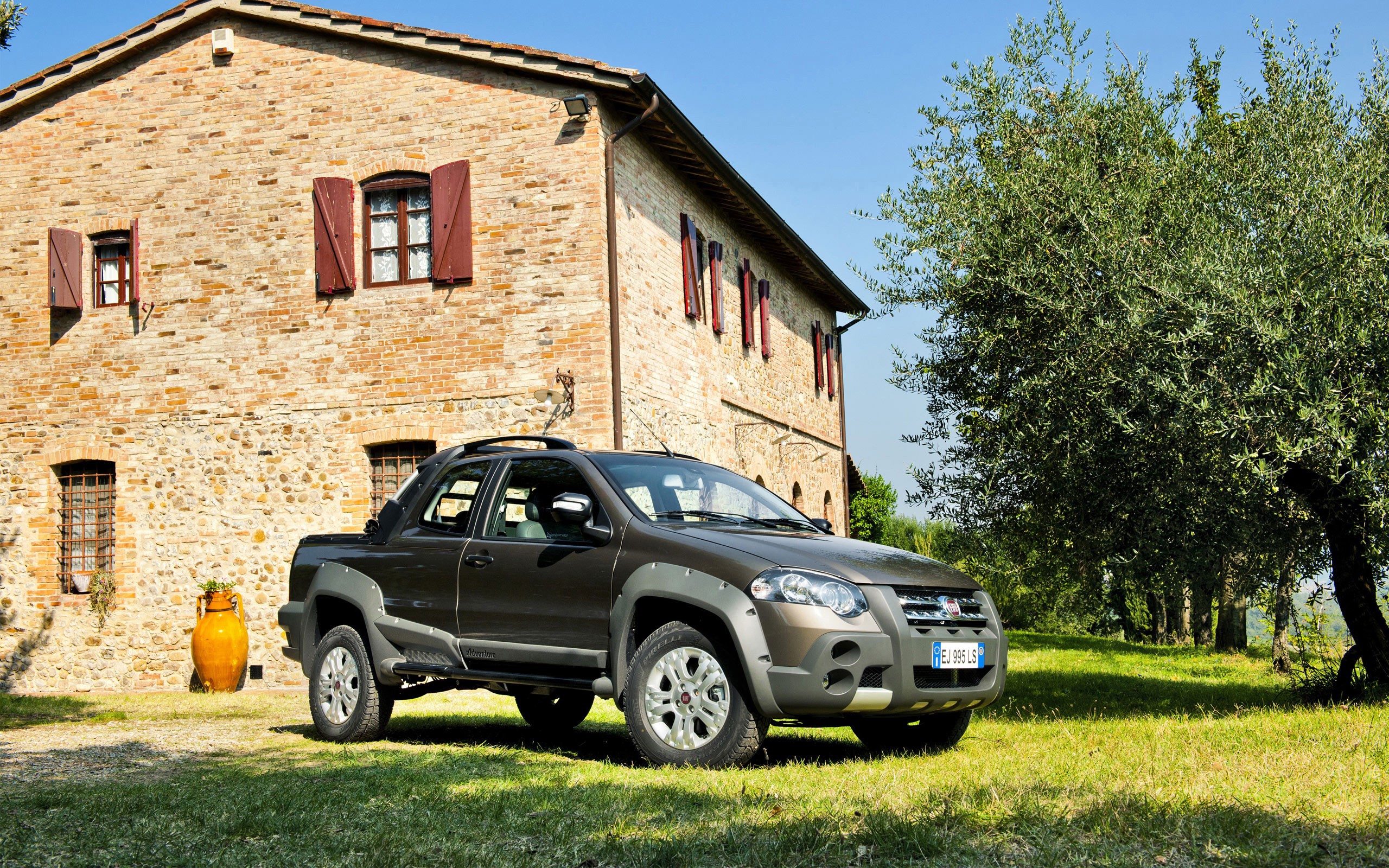 Fiat Strada Adventure parked in front of a brick house HD Wallpaper