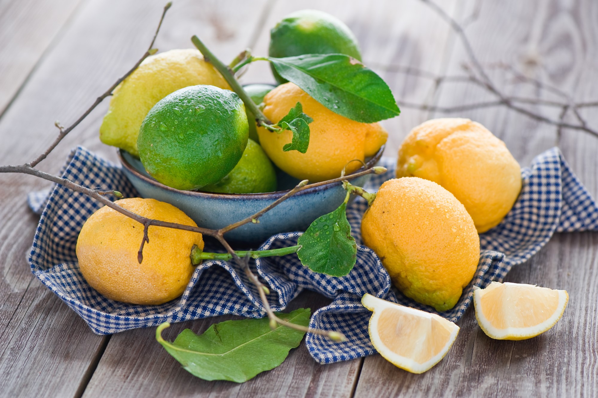 Lemons and limes in a bowl on a checkered cloth HD Wallpaper