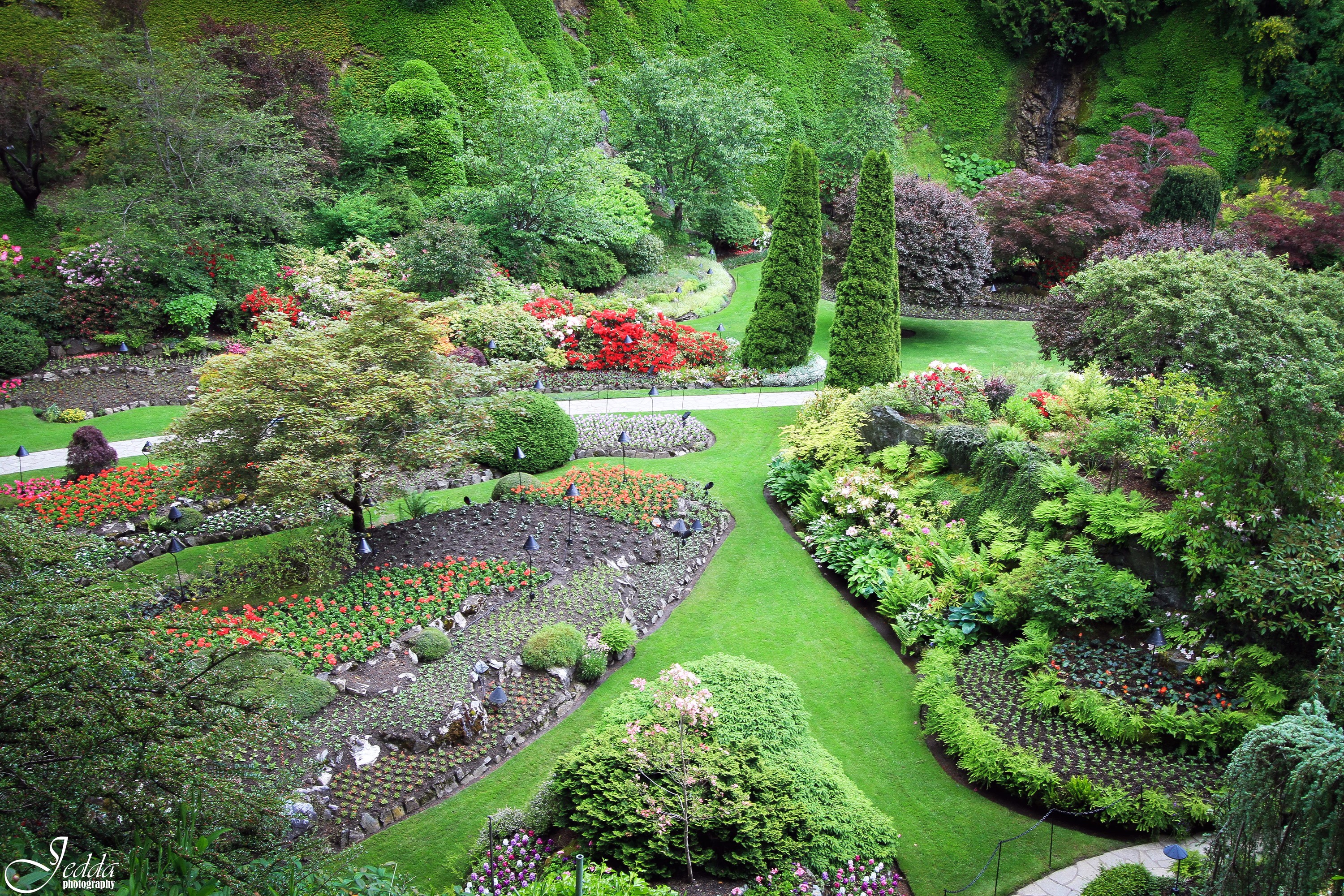 Butchart Gardens in Canada with colorful flowers and green lawns HD Wallpaper