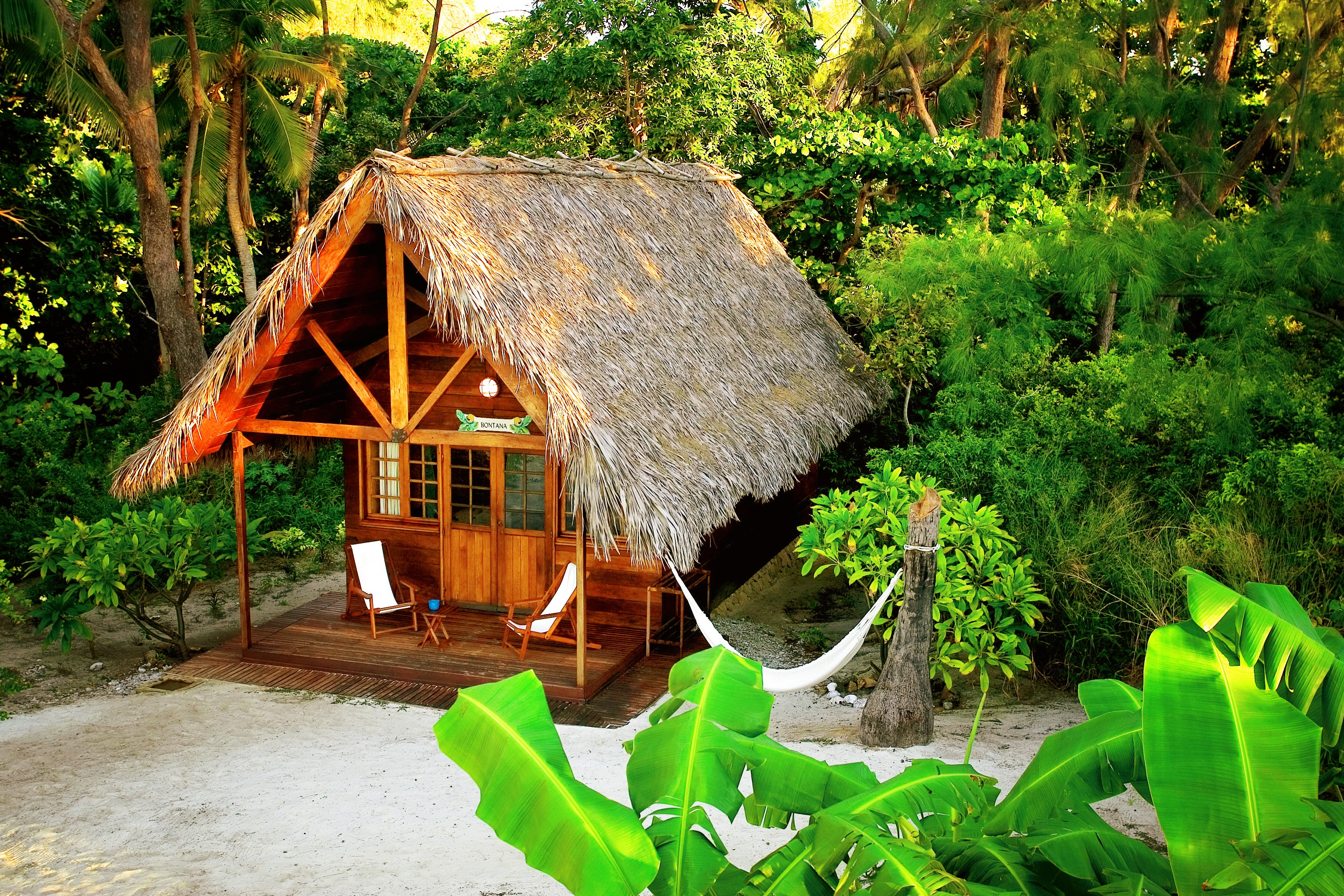Constance Tsarabanjina Madagascar tropical bungalow HD Wallpaper