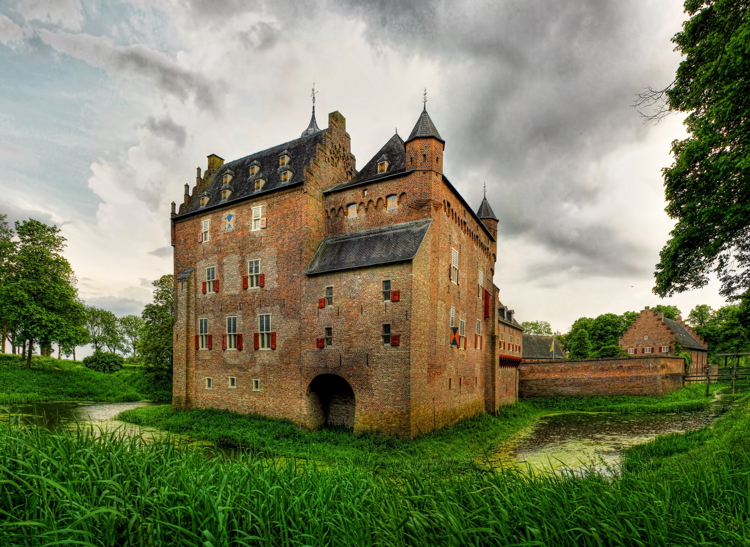 Doorwerth Castle in the Netherlands with moat and trees HD Wallpaper