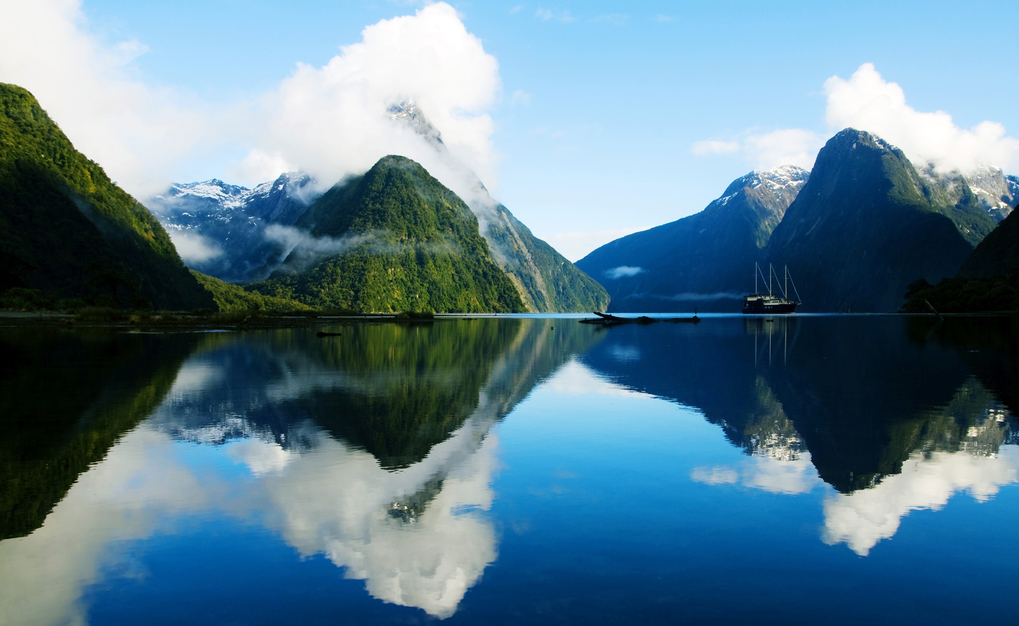 Milford Sound, New Zealand with a boat HD Wallpaper