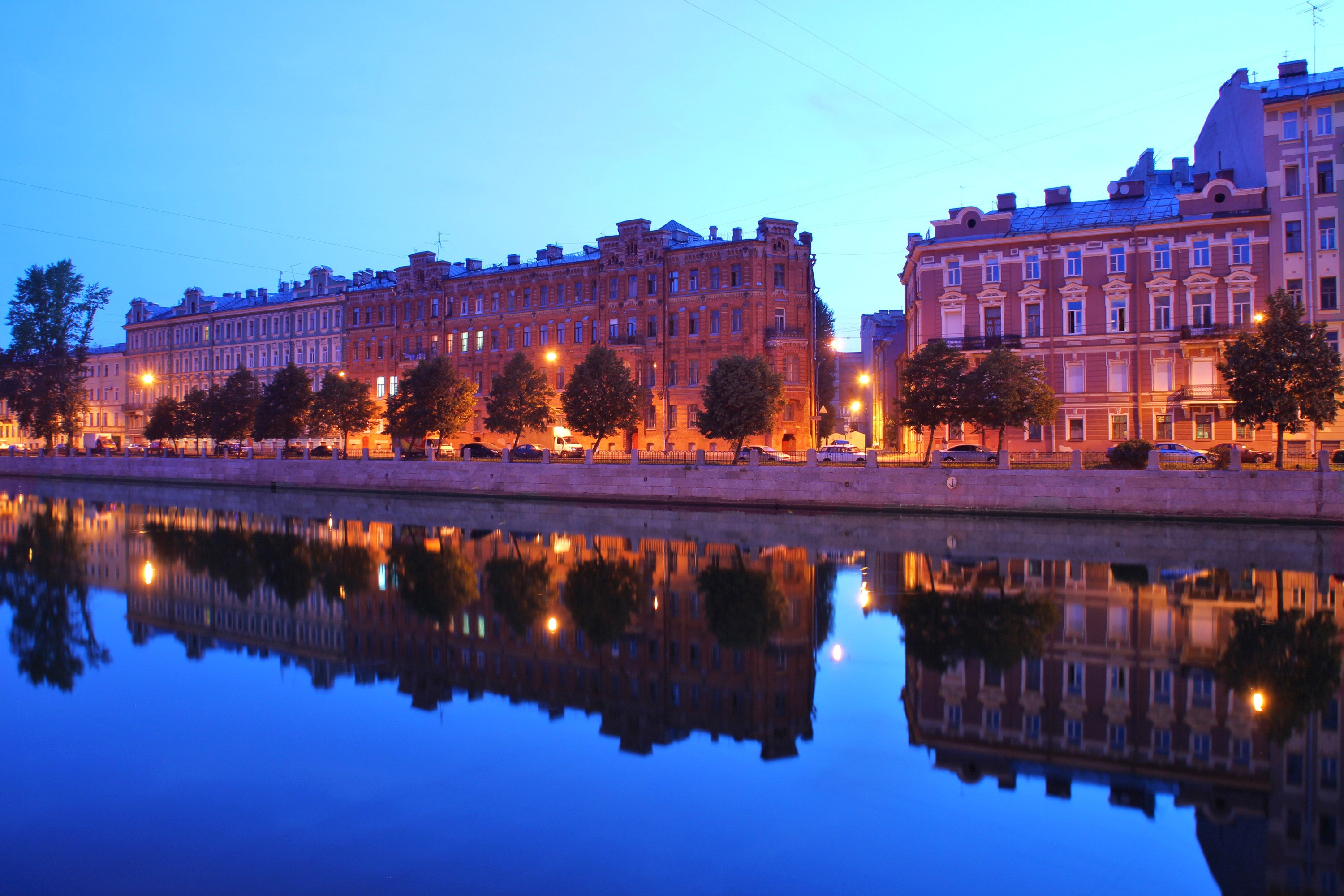 Buildings along a canal in St. Petersburg at dusk HD Wallpaper