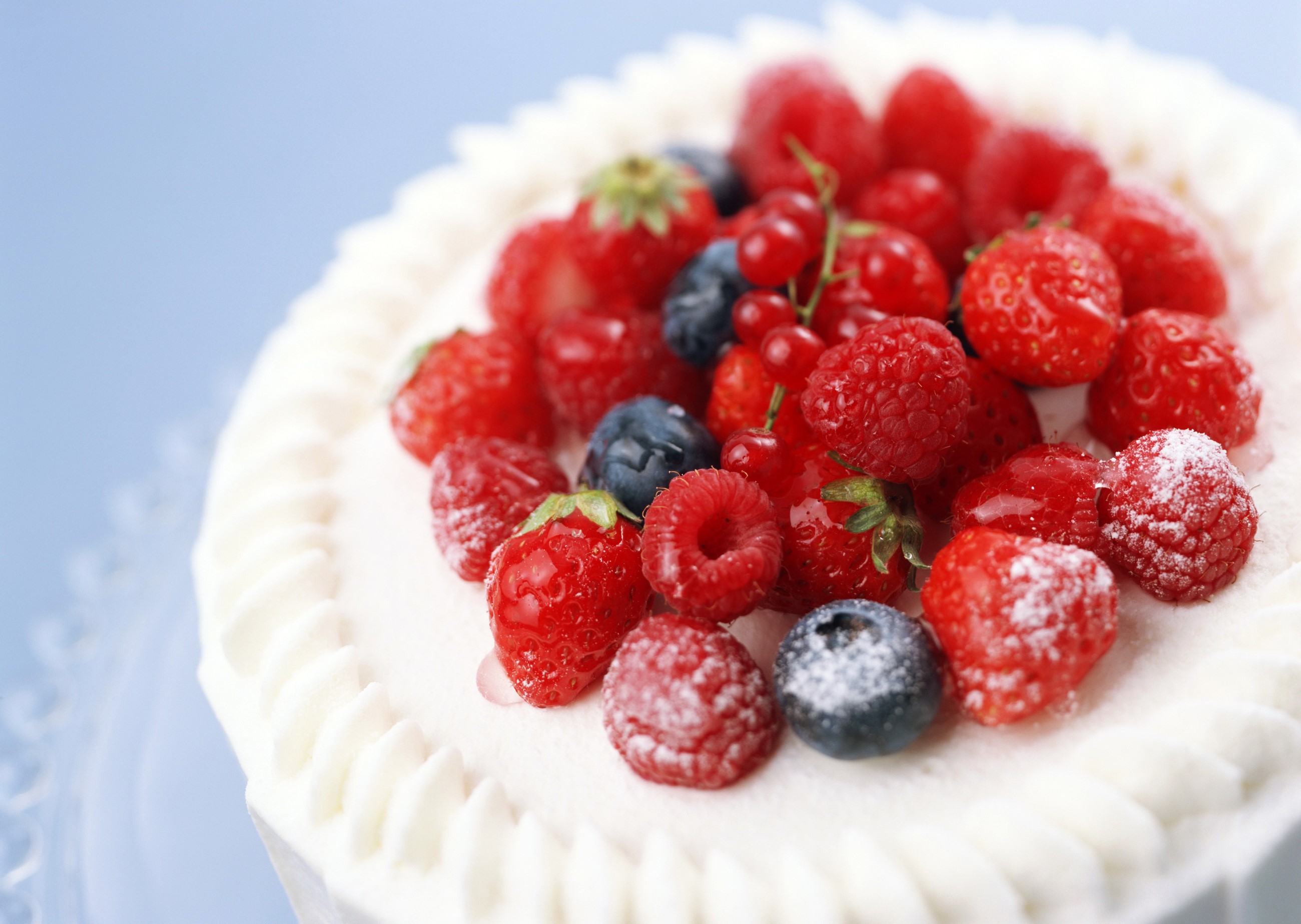 Cake with fresh berries and whipped cream HD Wallpaper