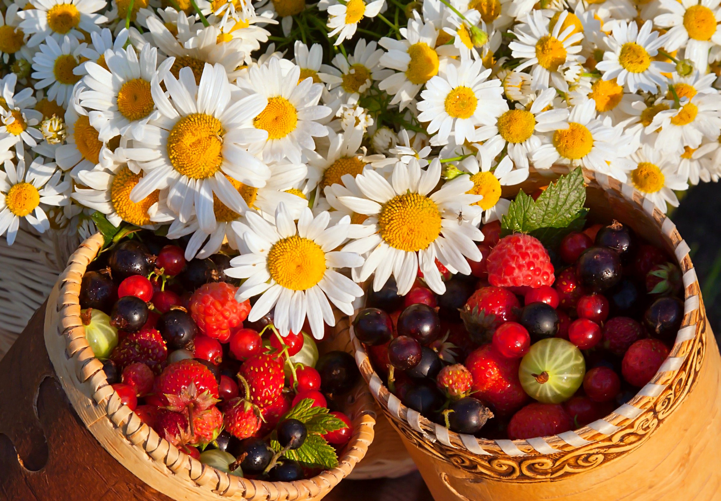 Still-life of berries and camomiles in baskets HD Wallpaper