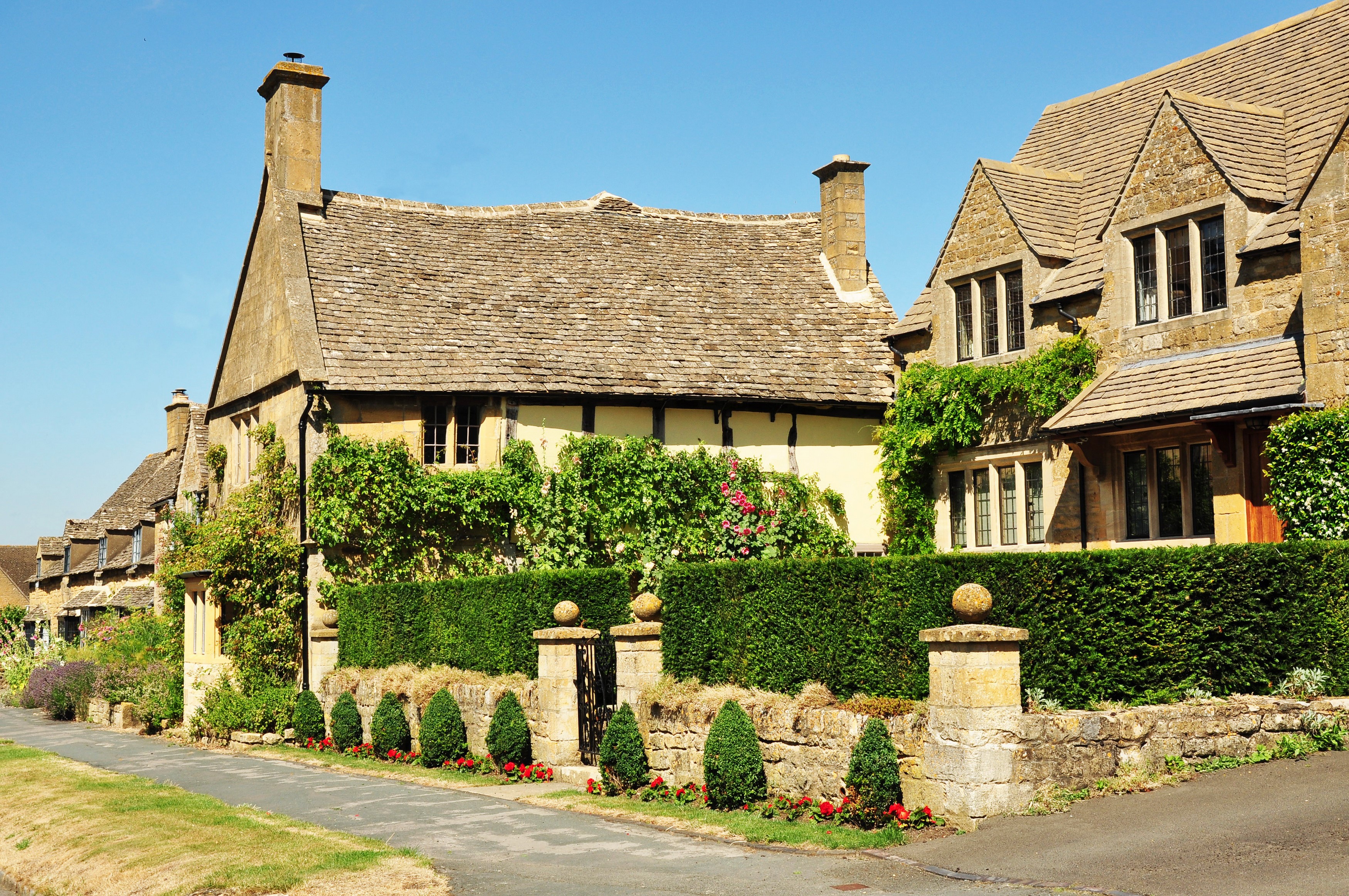Cotswold stone houses with hedges and fences in Broadway, England HD Wallpaper