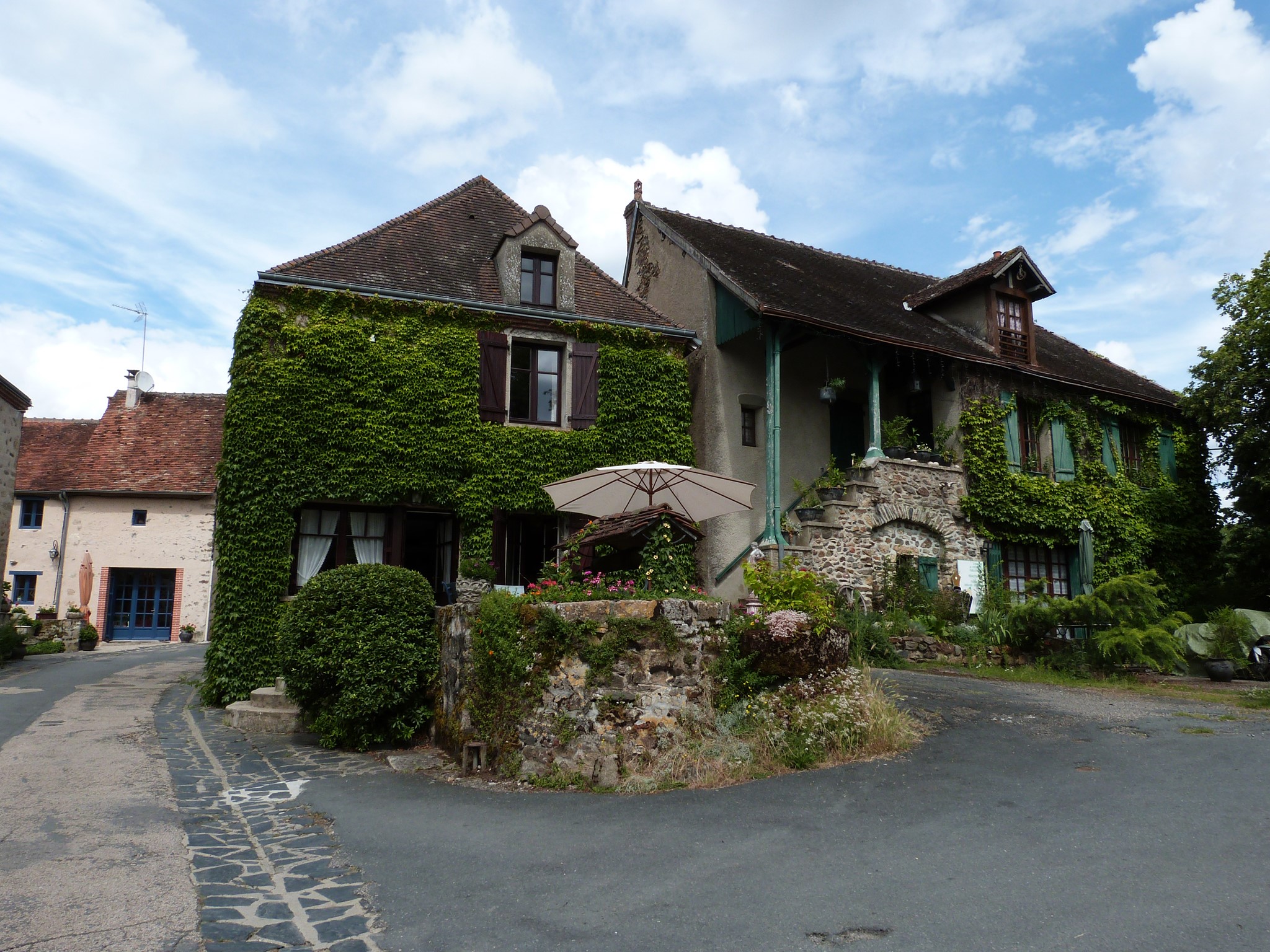 Houses in Gargilesse-Dampierre, France HD Wallpaper
