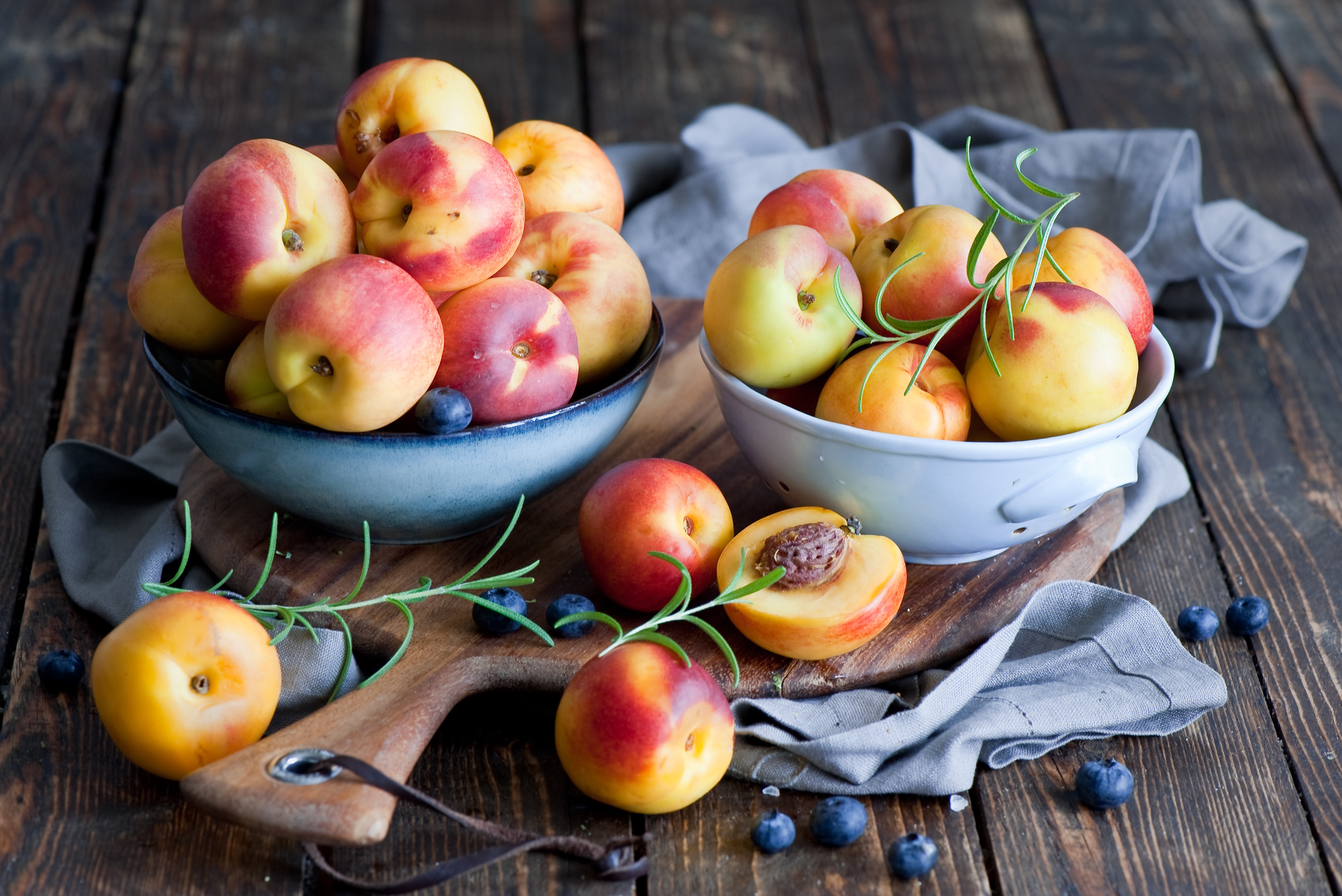 Peaches and blueberries on a wooden table HD Wallpaper