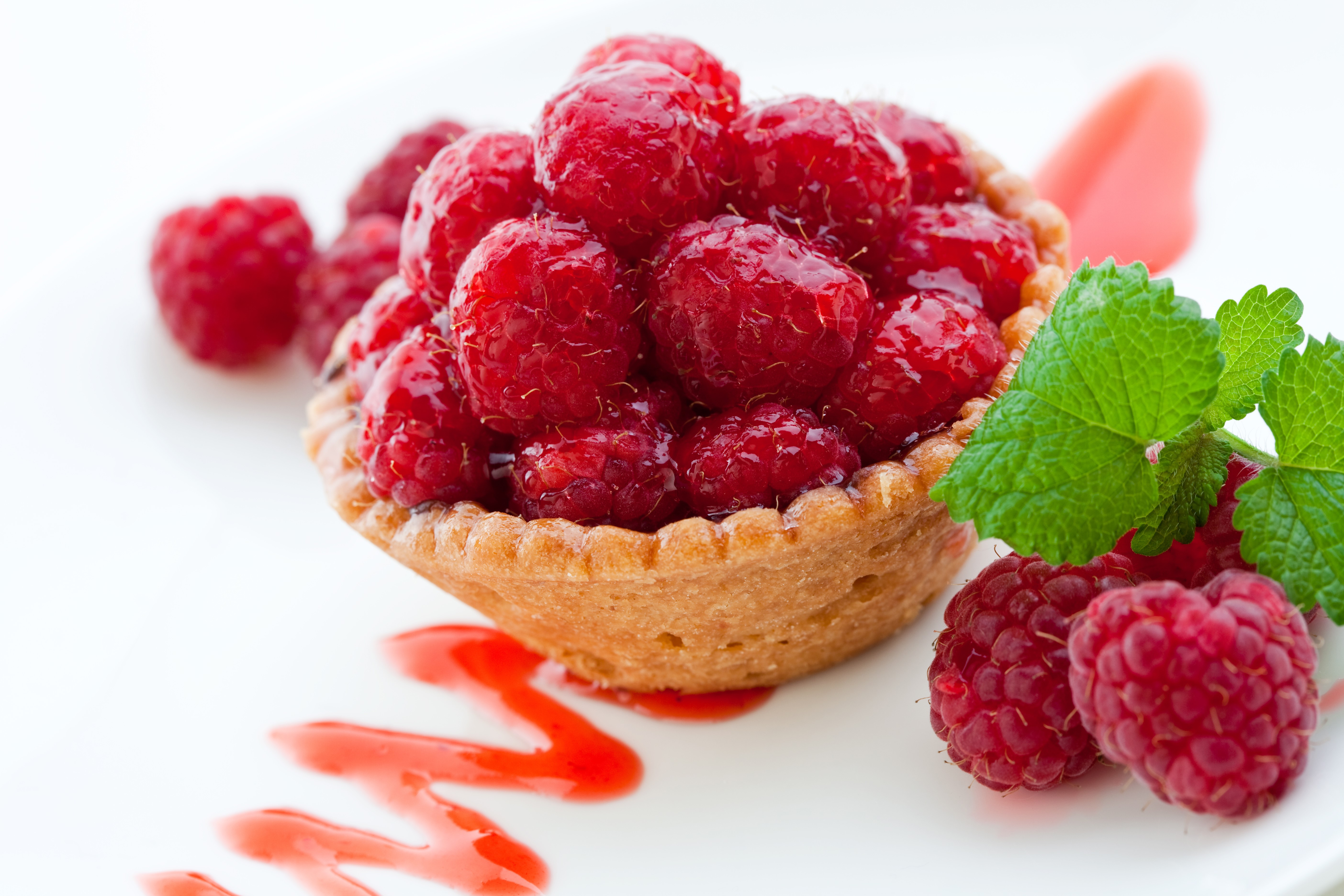 Raspberry Tart with Mint and Sauce HD Wallpaper