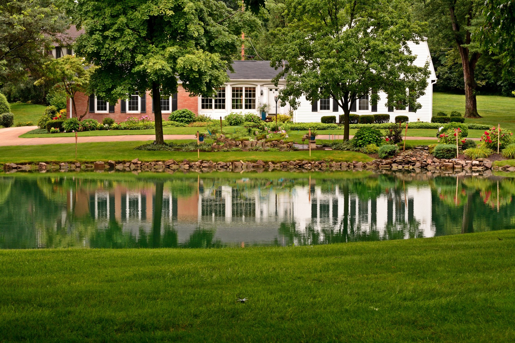 House and pond with reflections HD Wallpaper