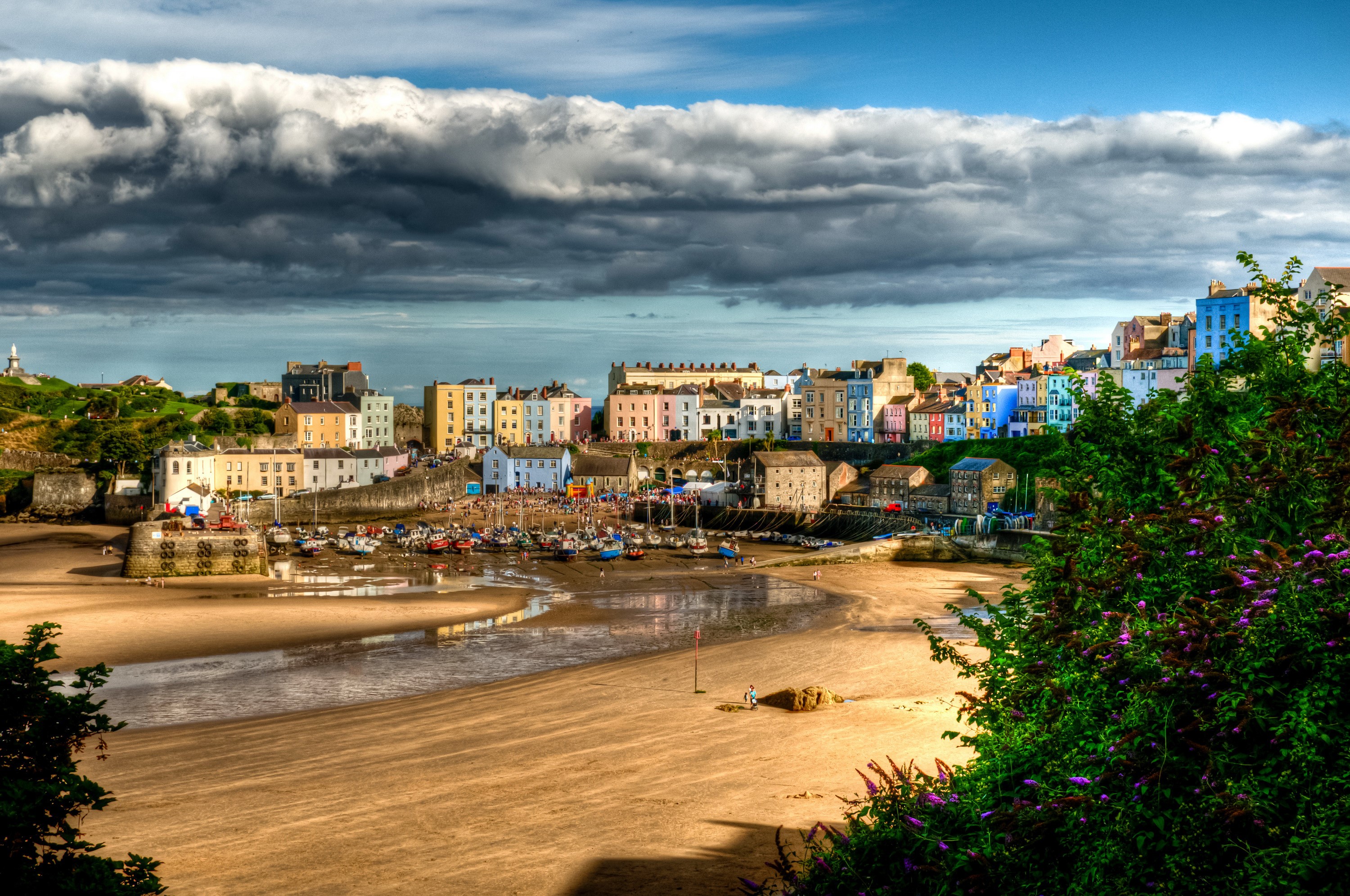 Tenby, Wales: Colorful Houses on a Beach with Boats HD Wallpaper