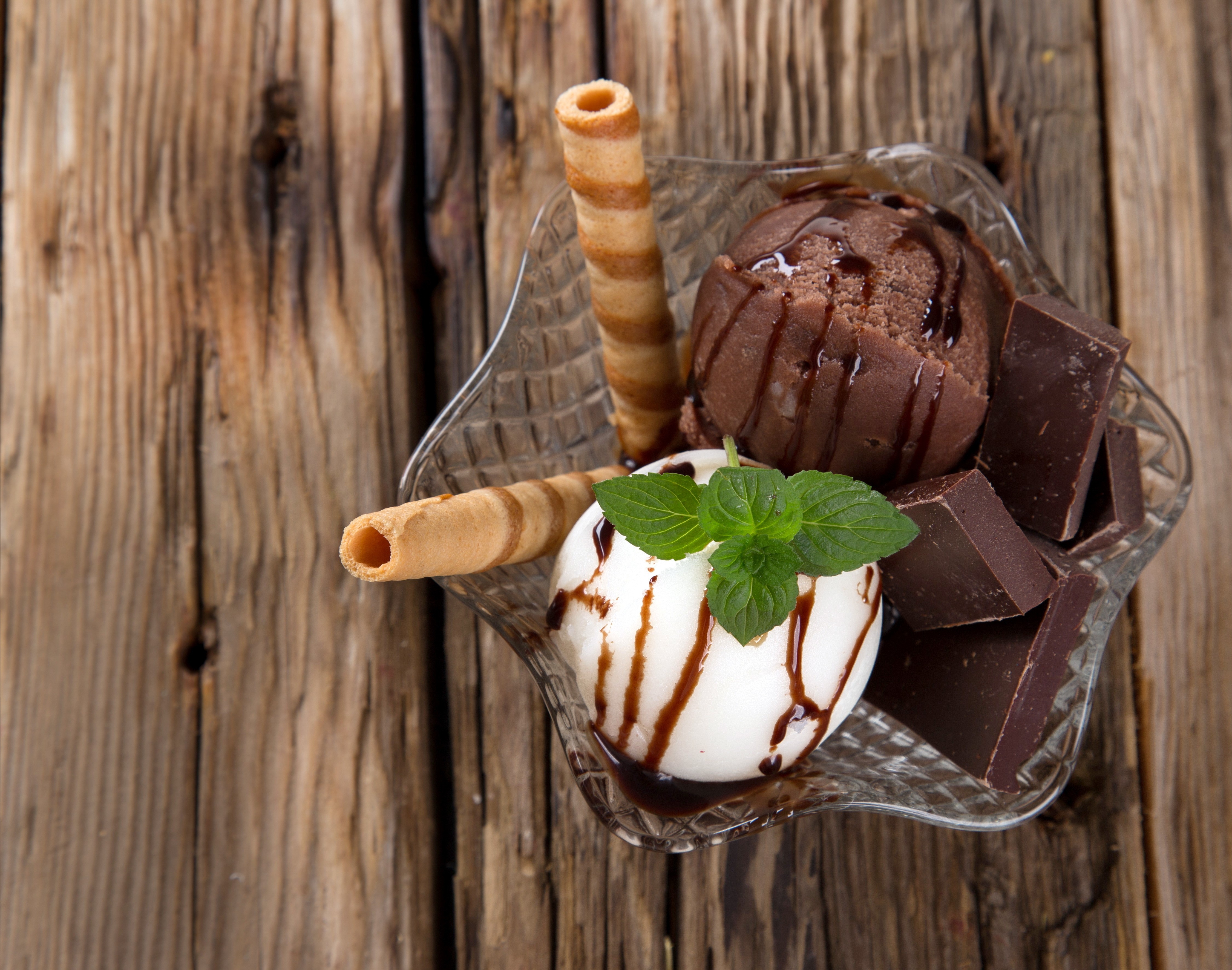 Chocolate and vanilla ice cream with chocolate chunks and wafer rolls HD Wallpaper