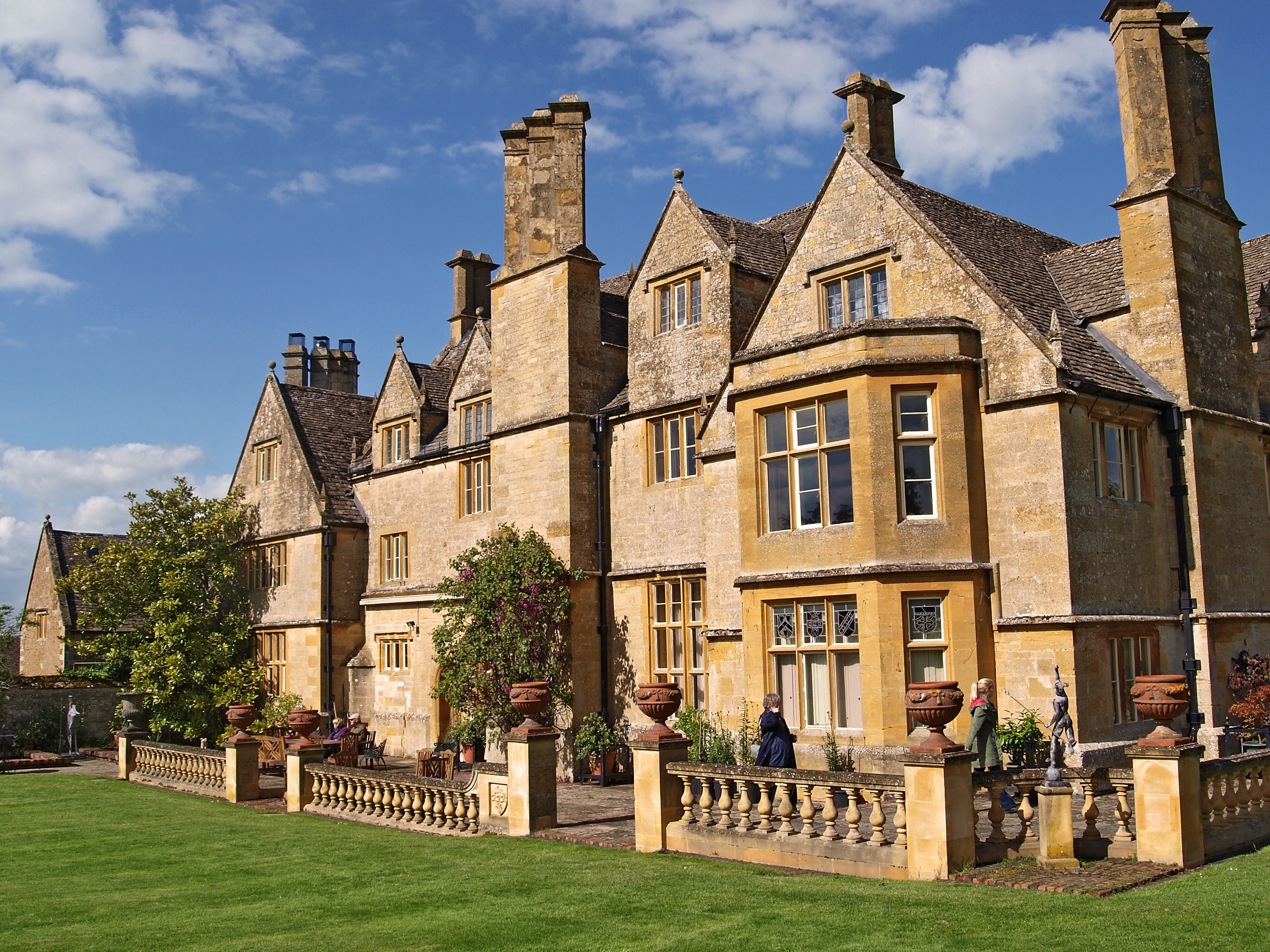 Stone Manor House with Garden in Warwickshire, England HD Wallpaper