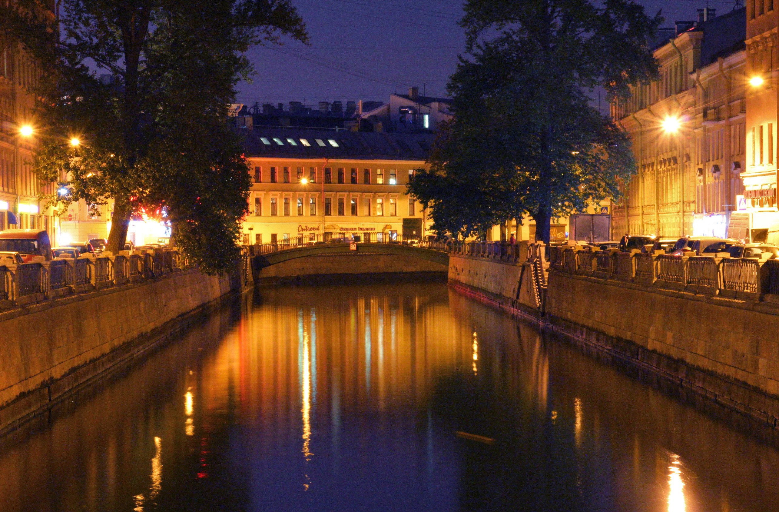 Night view of a canal in St. Petersburg, Russia HD Wallpaper