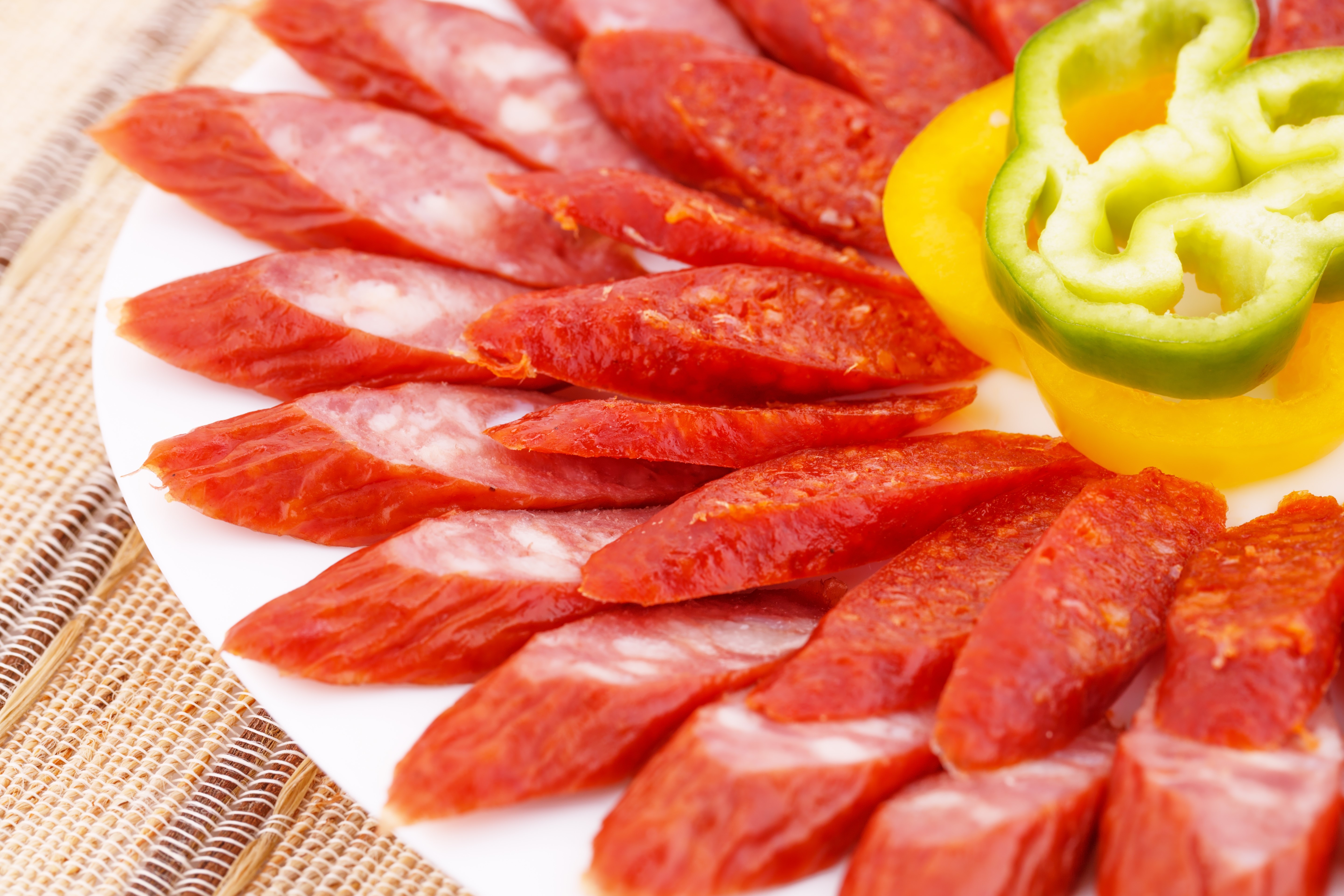 Sliced sausages and bell peppers on a plate HD Wallpaper