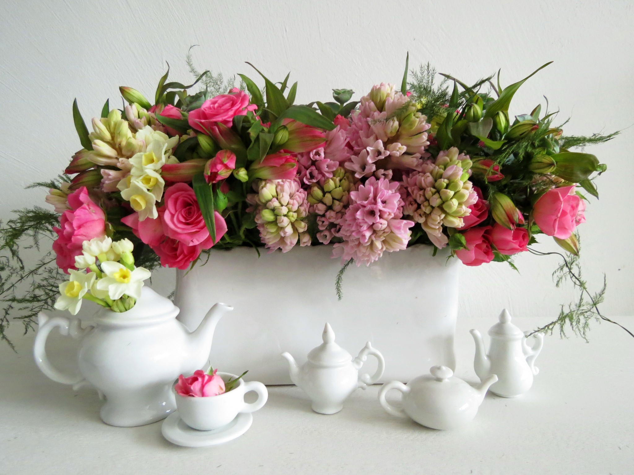 Floral arrangement with teacups and teapots HD Wallpaper