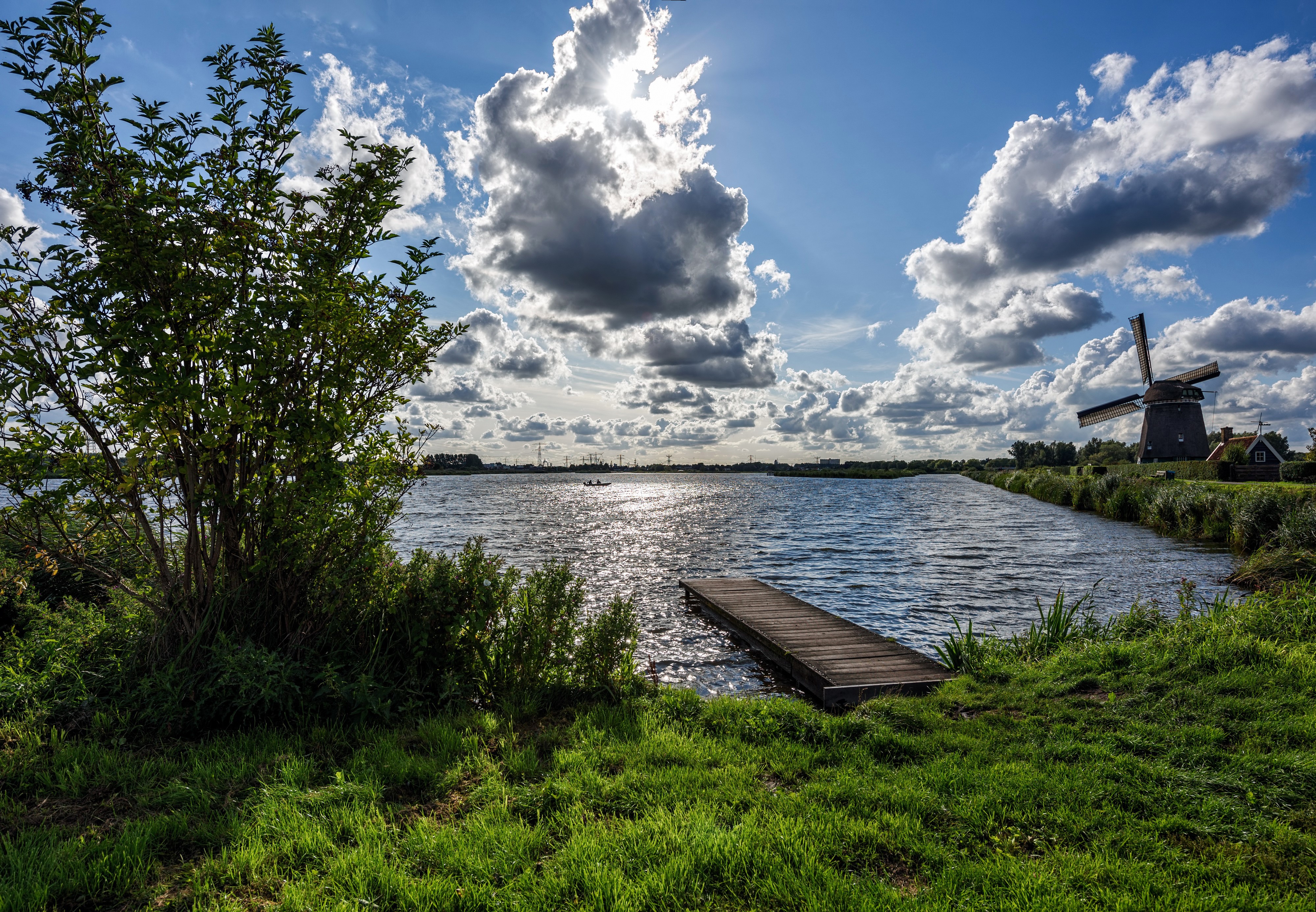 Windmill and lake in Edam, Netherlands HD Wallpaper
